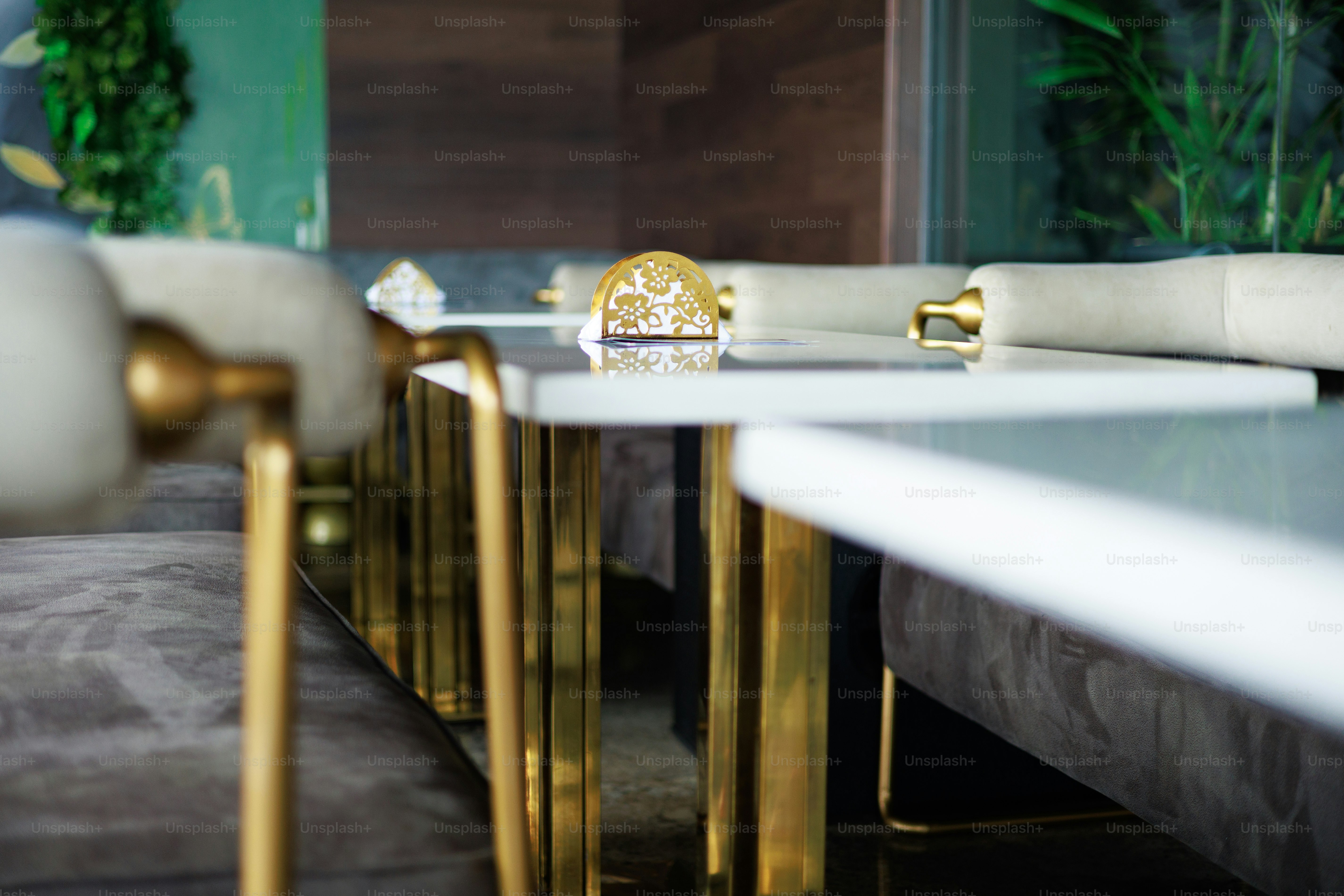 Tische und Stühle in einem eleganten Restaurant.