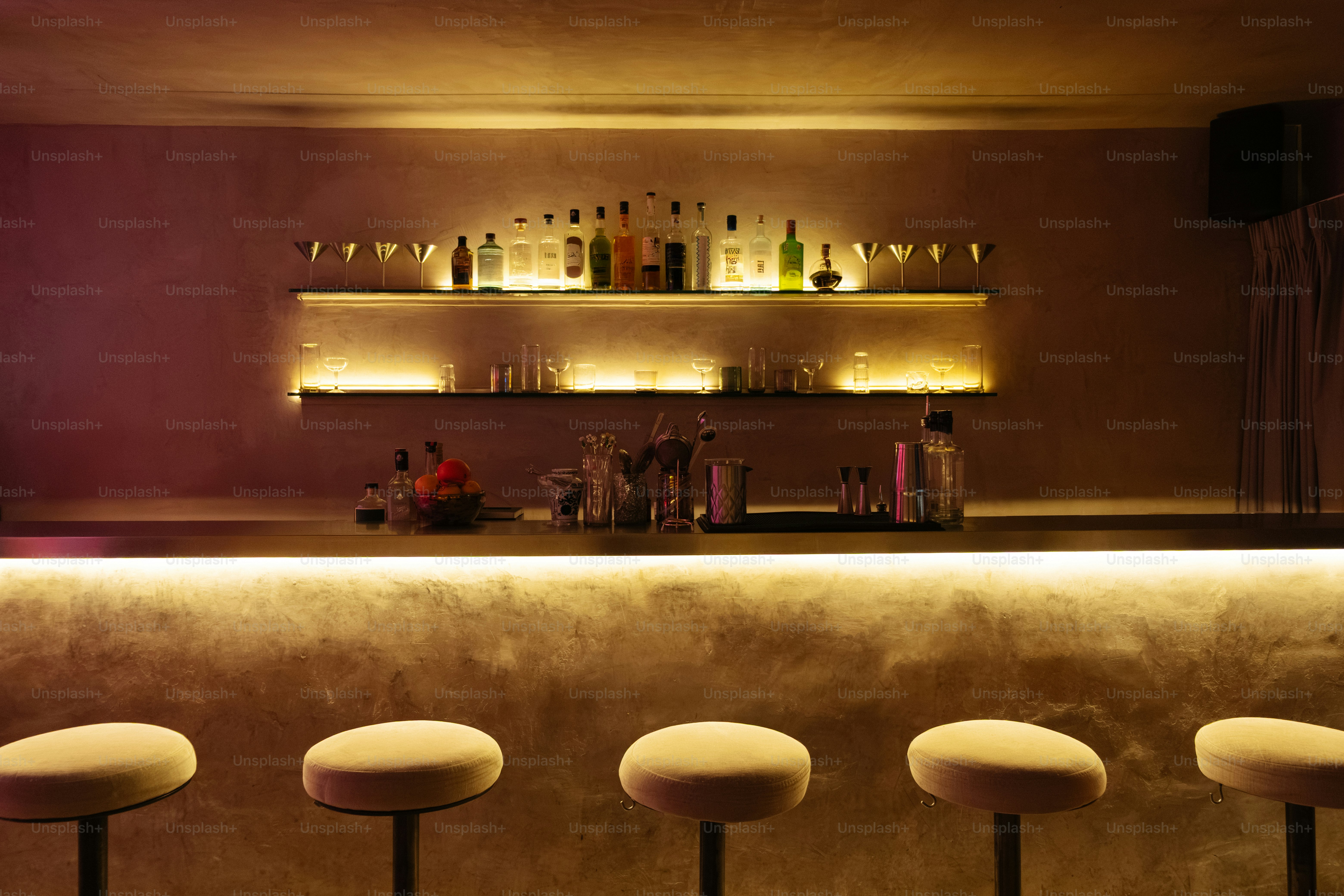 Un interior de bar bien iluminado con un ambiente acogedor.