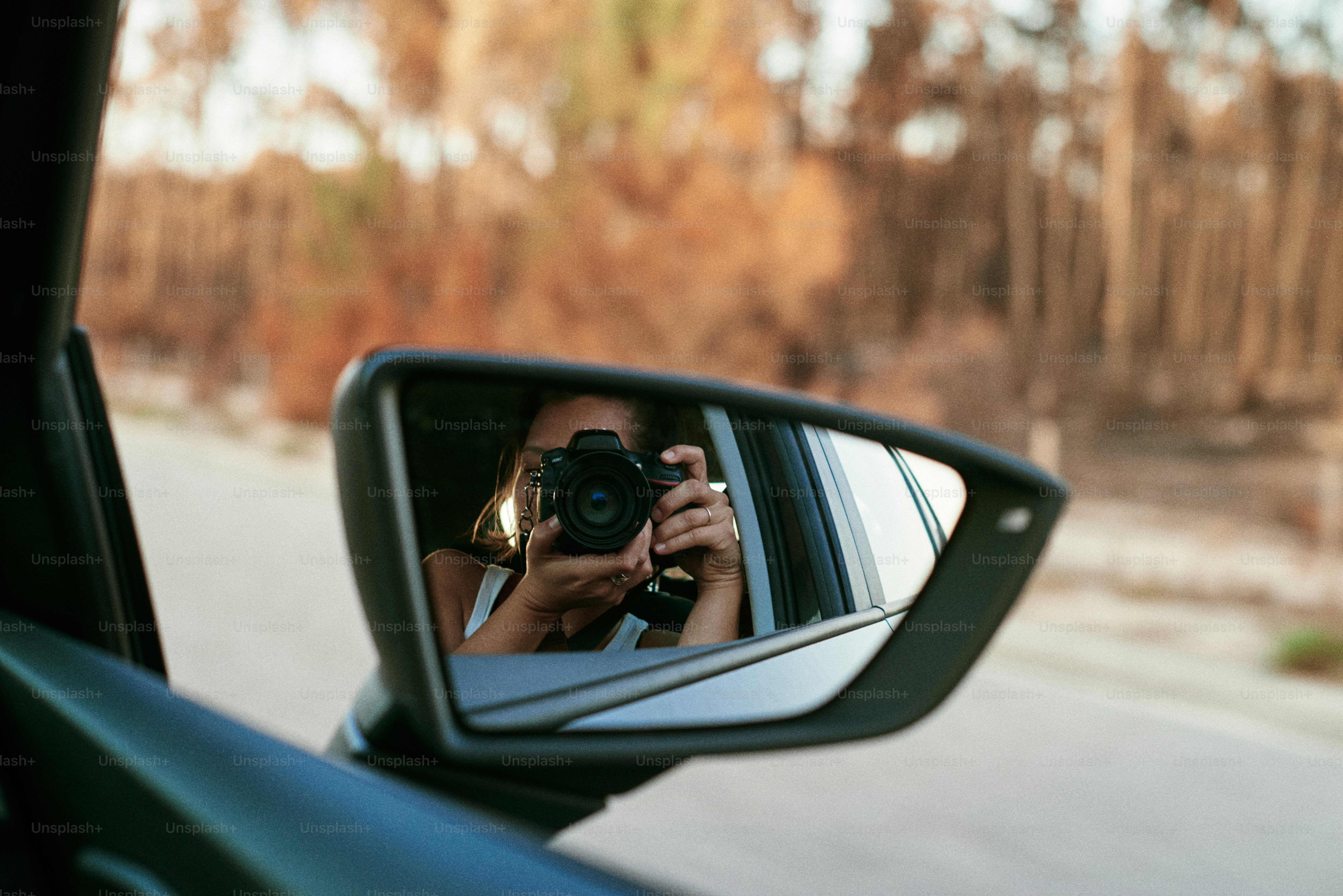 Eine Frau macht ein Foto, das sie im Spiegel sieht.
