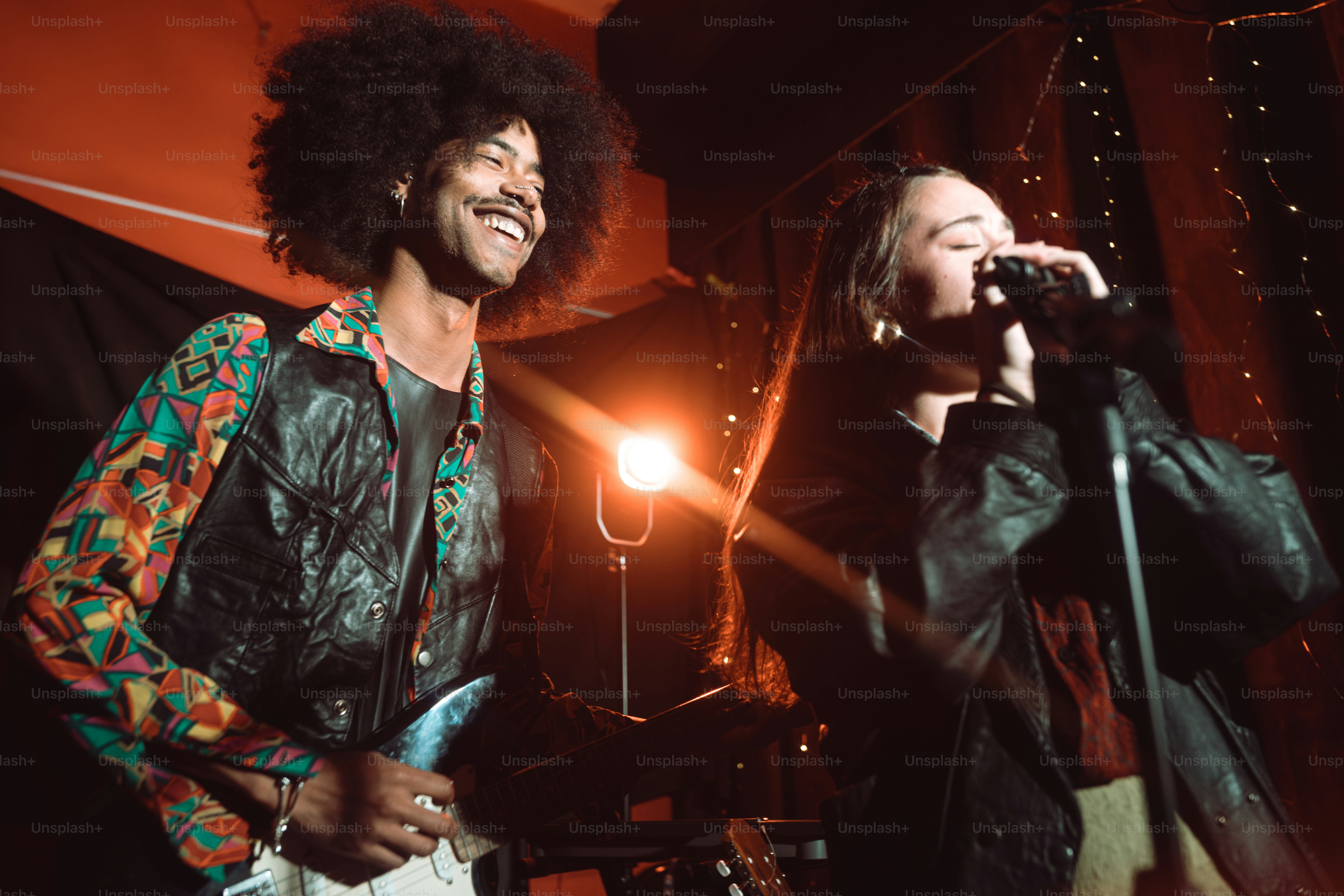 Una banda está tocando en el escenario.