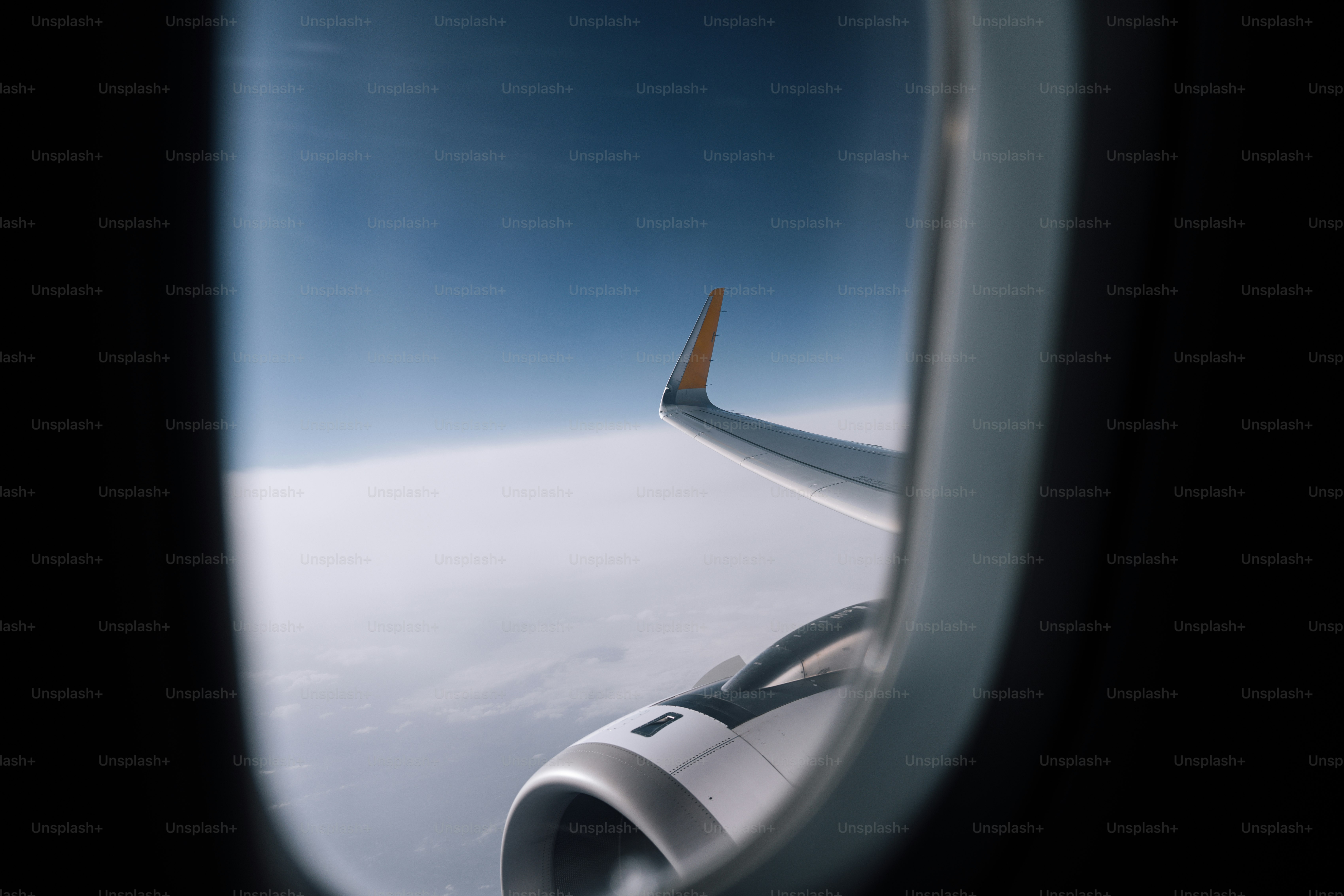 El ala del avión y las nubes son visibles desde la ventana.