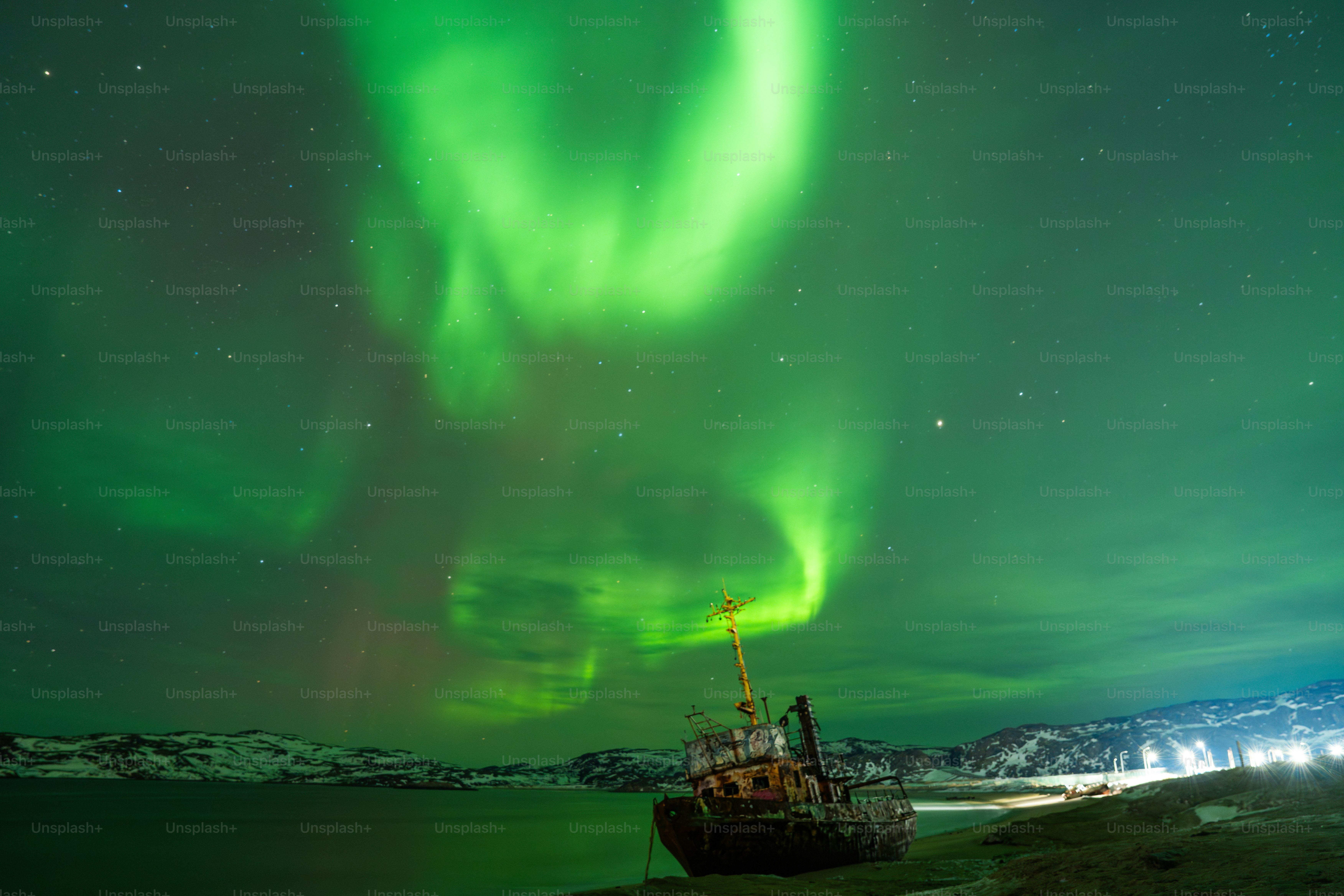 Die Nordlichter erhellen den Himmel über dem Schiffbruch