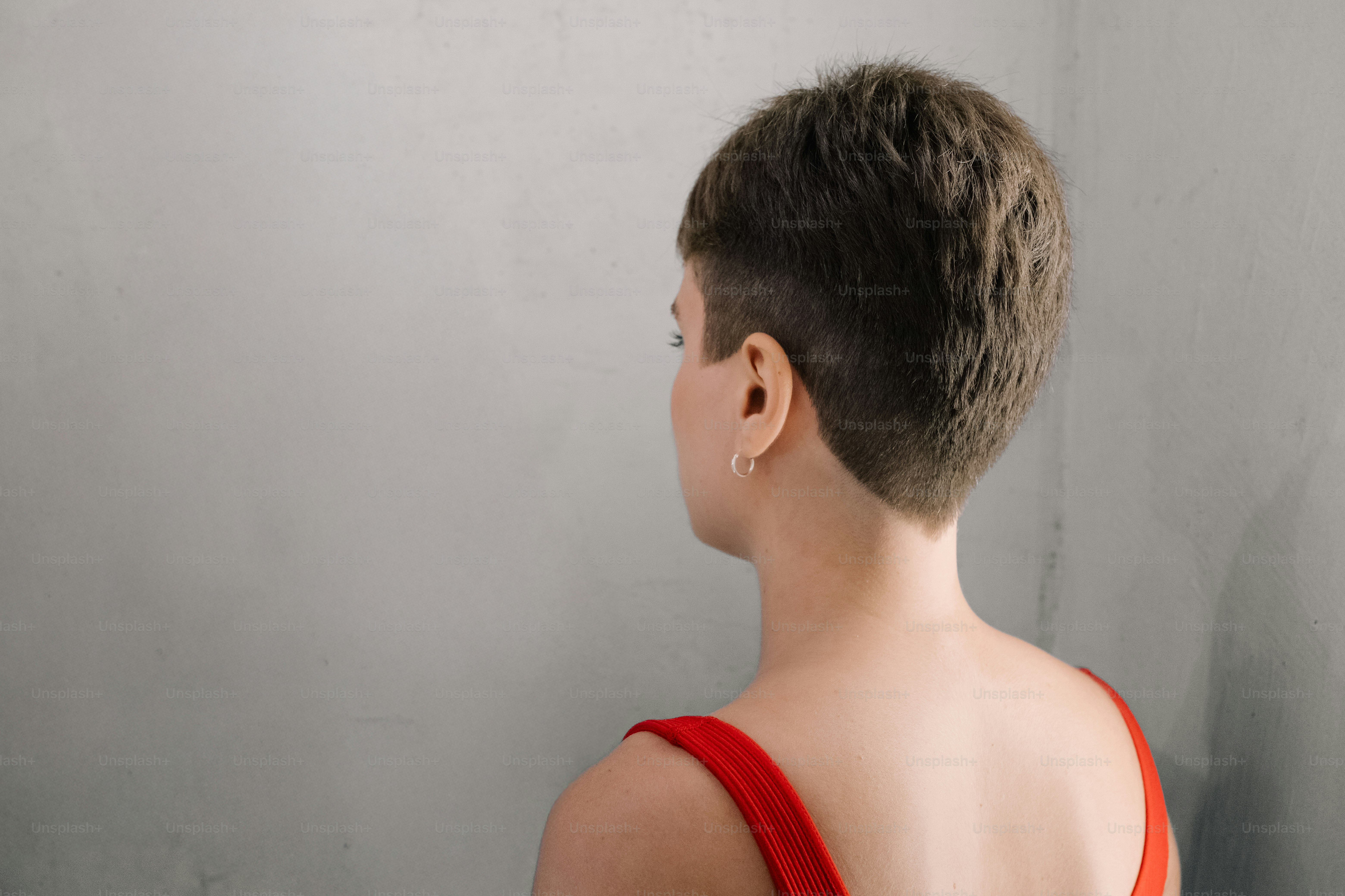 Se ve a una mujer de espaldas con un corte pixie.