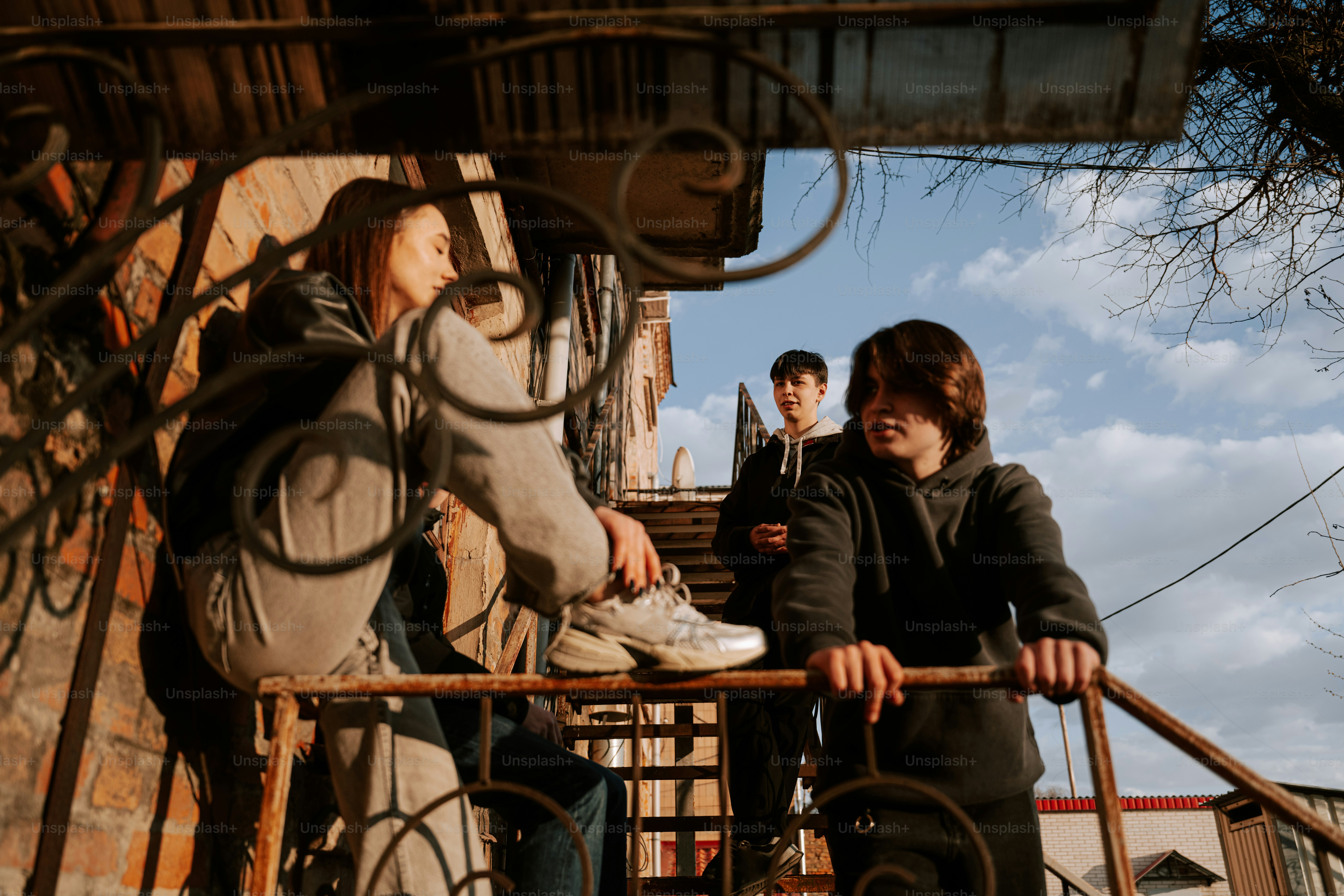 Drei Freunde stehen auf einer Veranda.