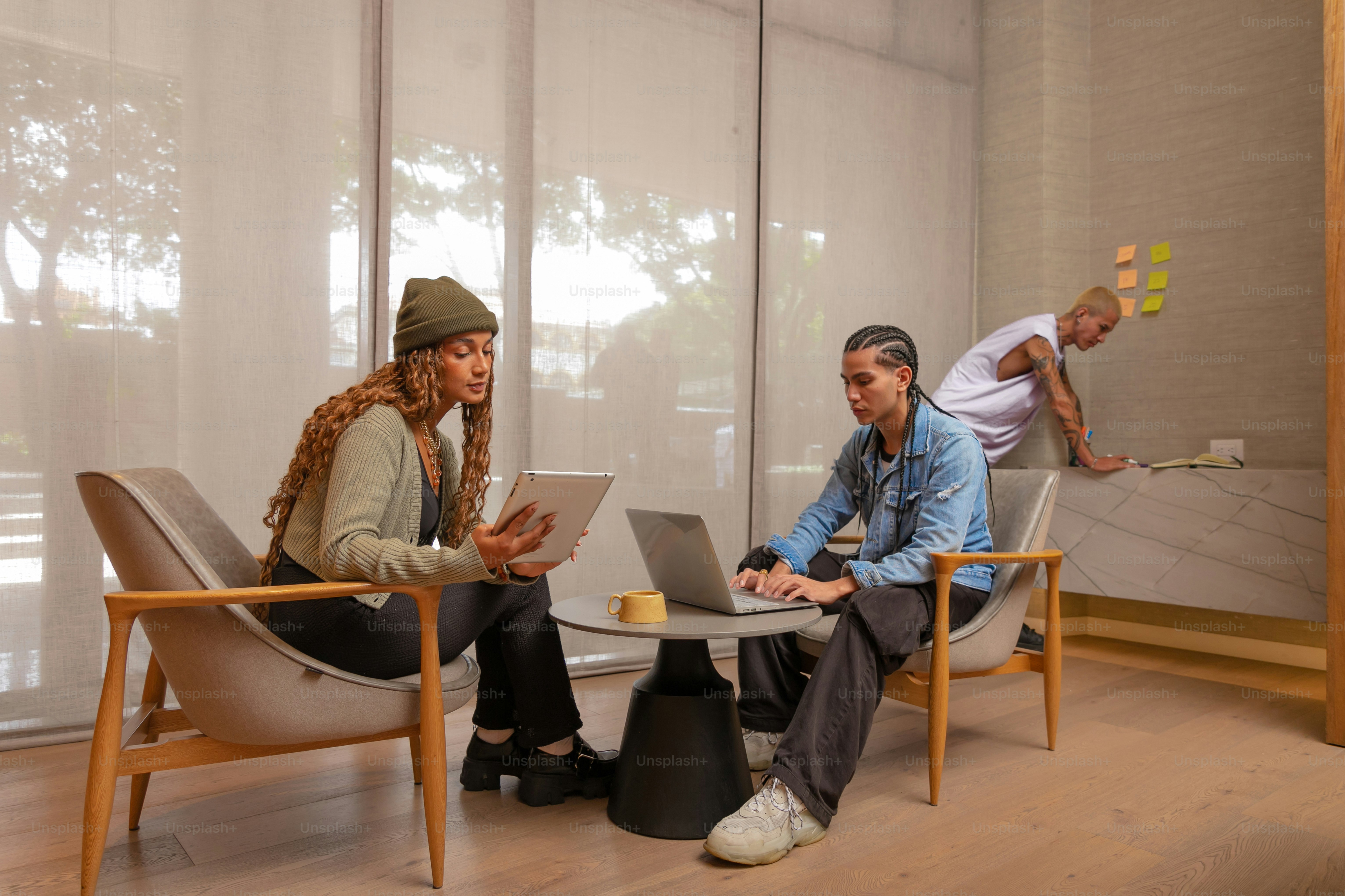 Tres personas están colaborando y trabajando en el interior.