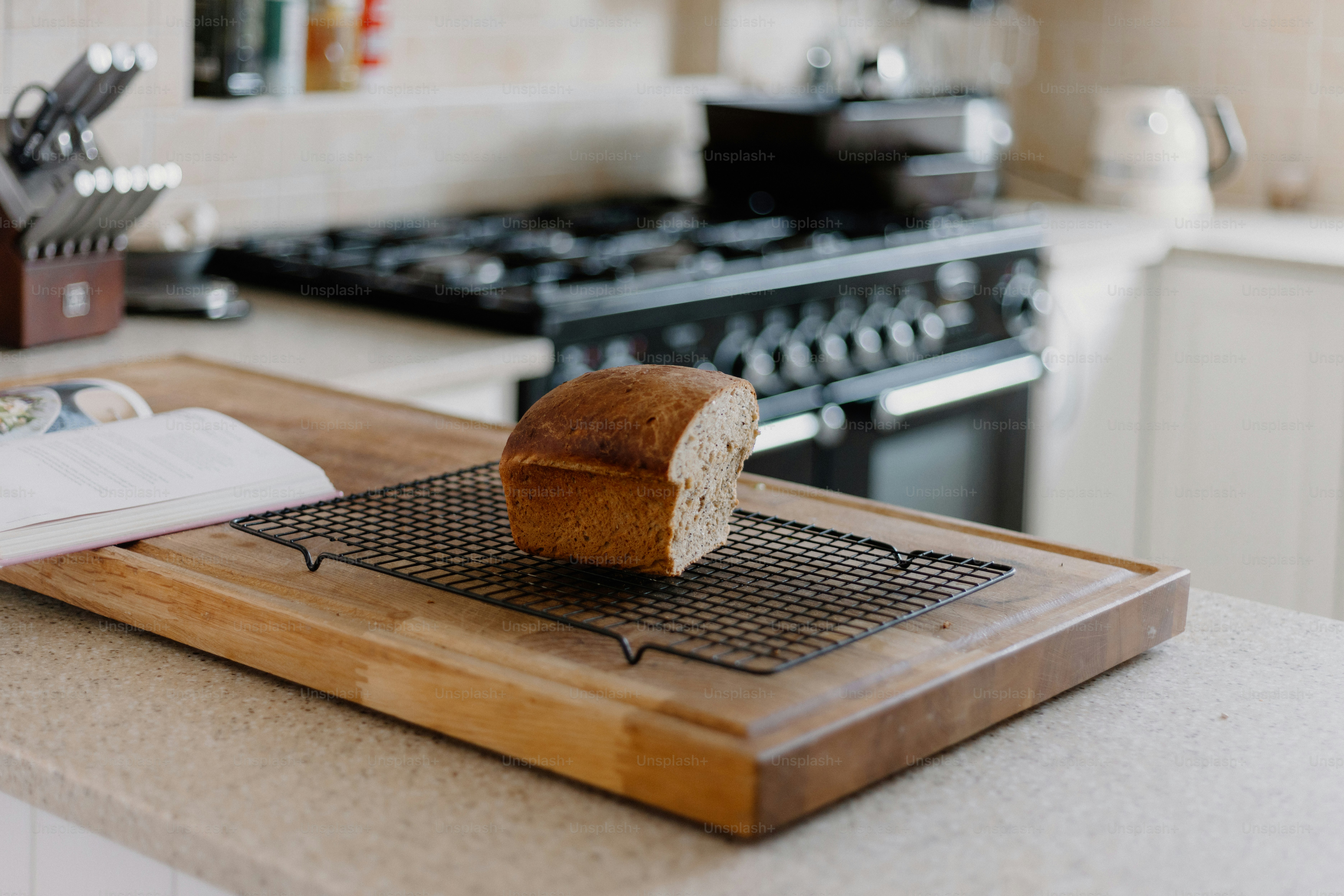 Frisch gebackenes Brot liegt auf einer Küchenarbeitsplatte