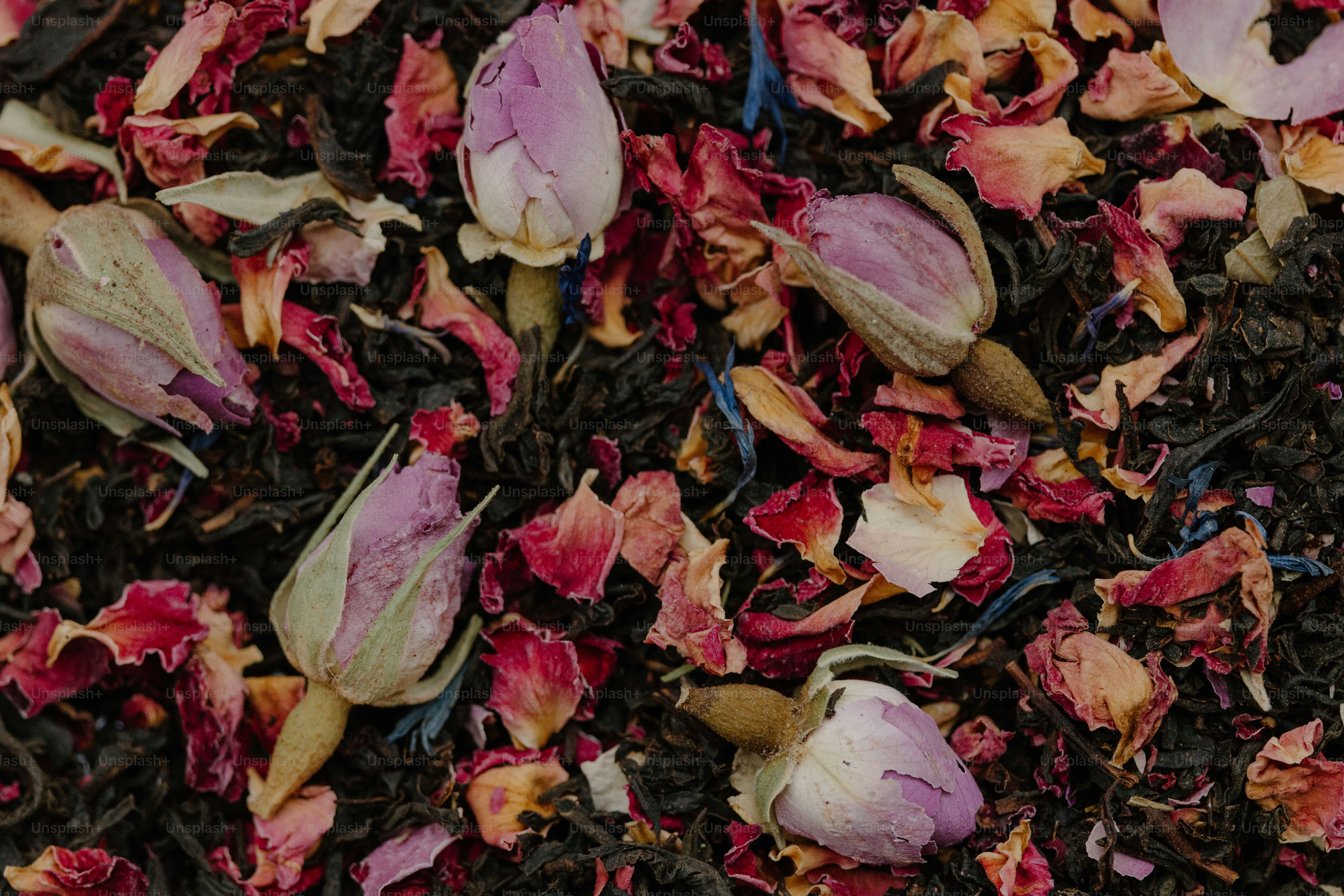 Hojas de té secas con pétalos de flores.