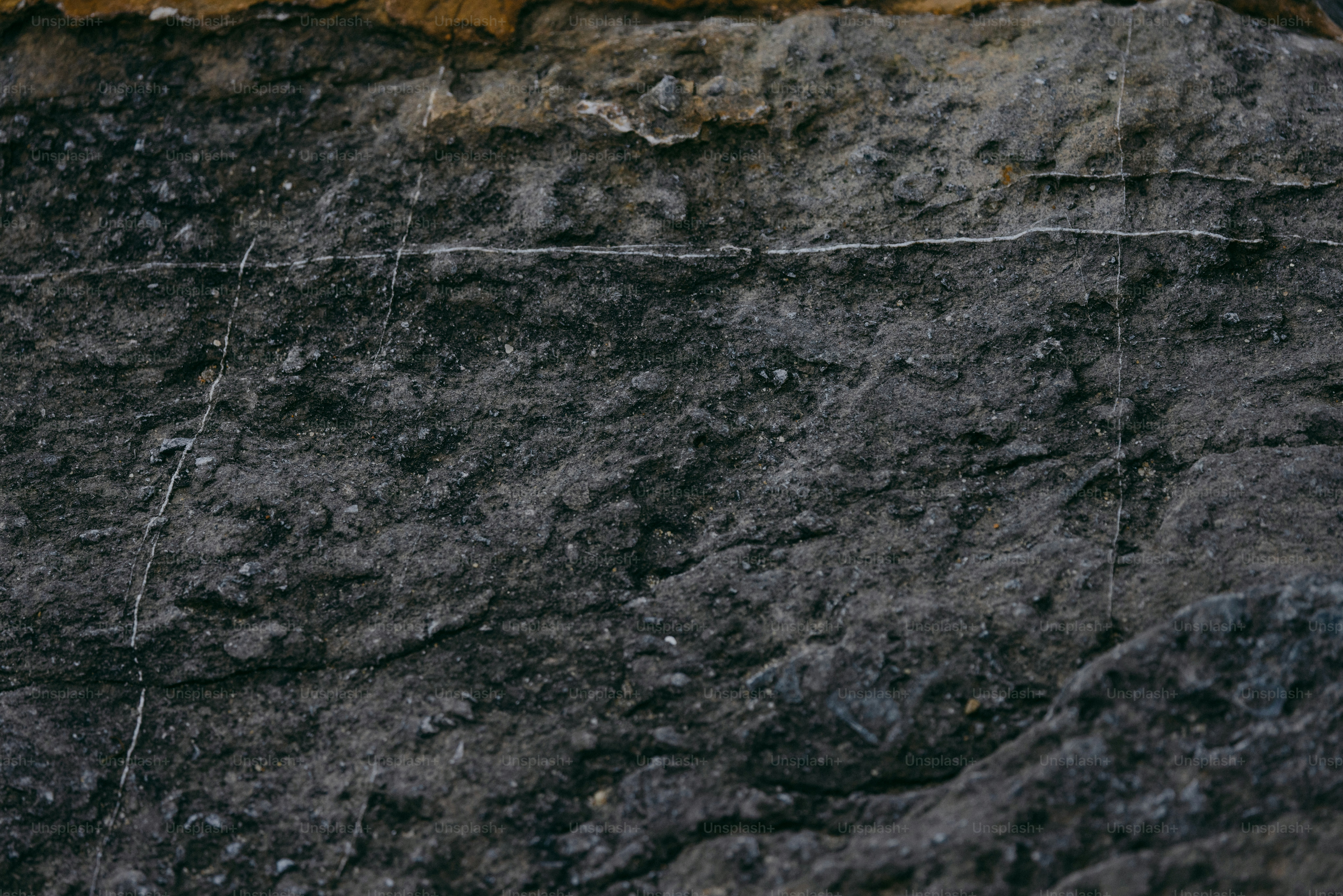 Se ven capas de roca con varias texturas.