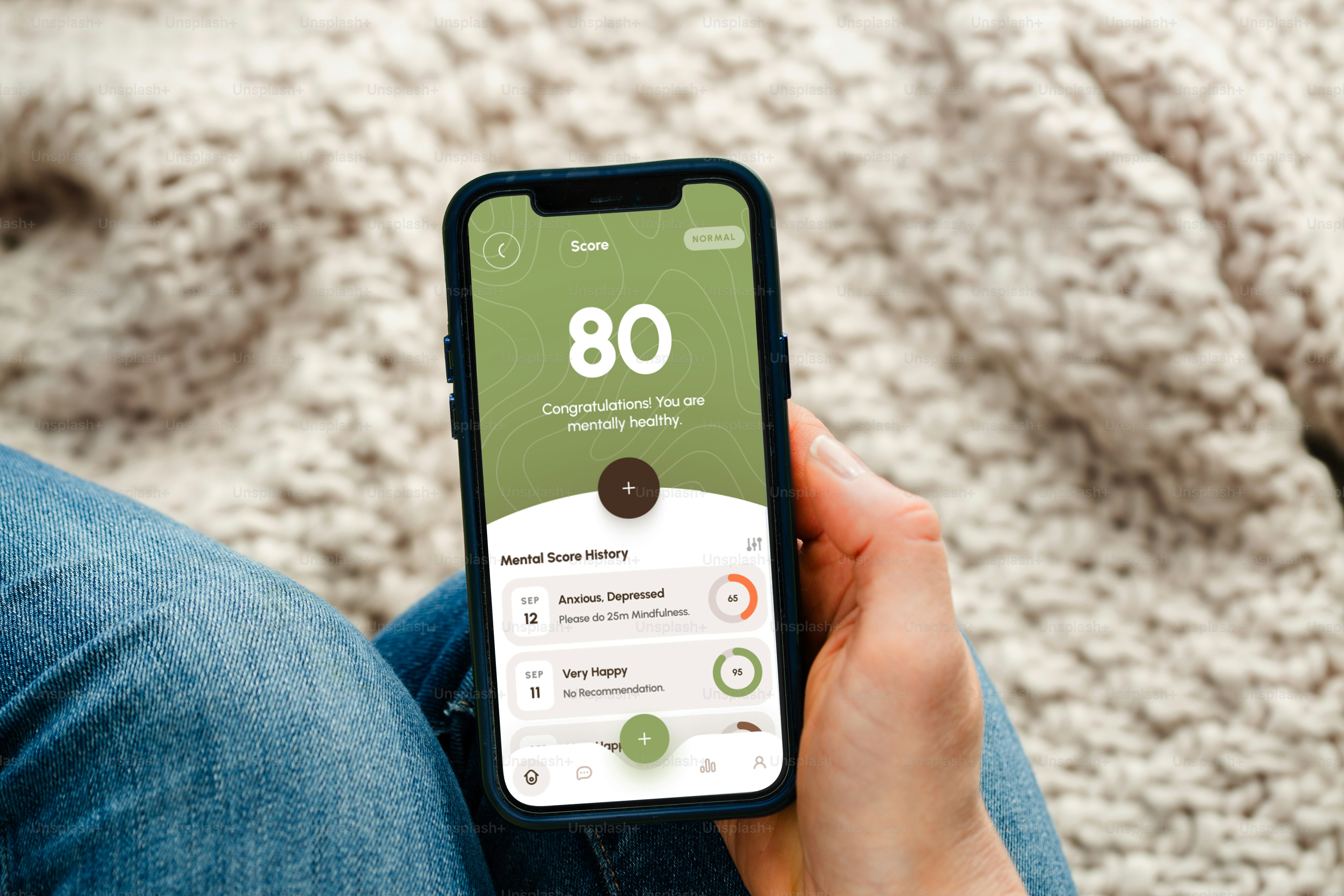 El teléfono muestra una aplicación con una puntuación de salud alta.