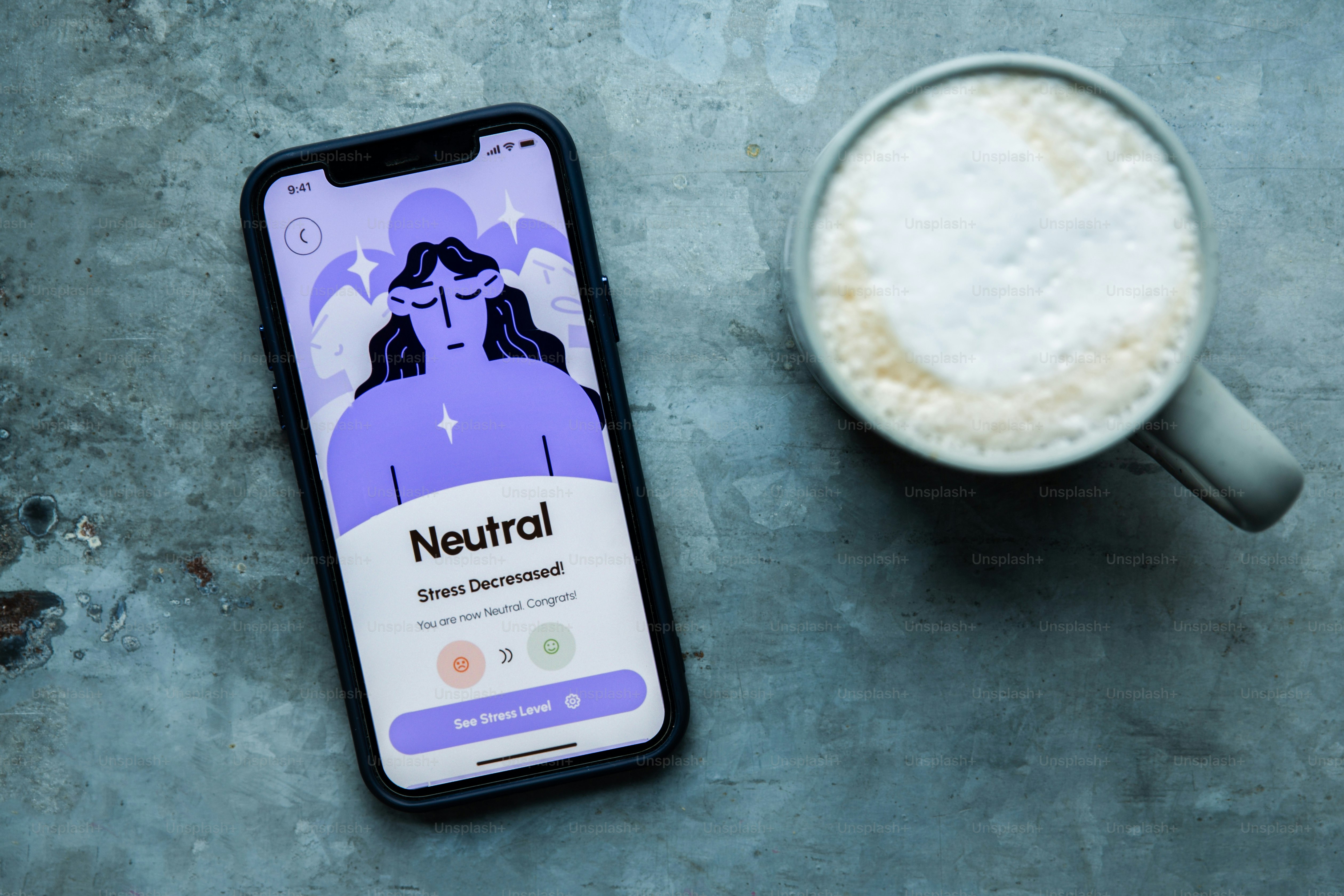 Teléfono con aplicación de meditación y café al lado.