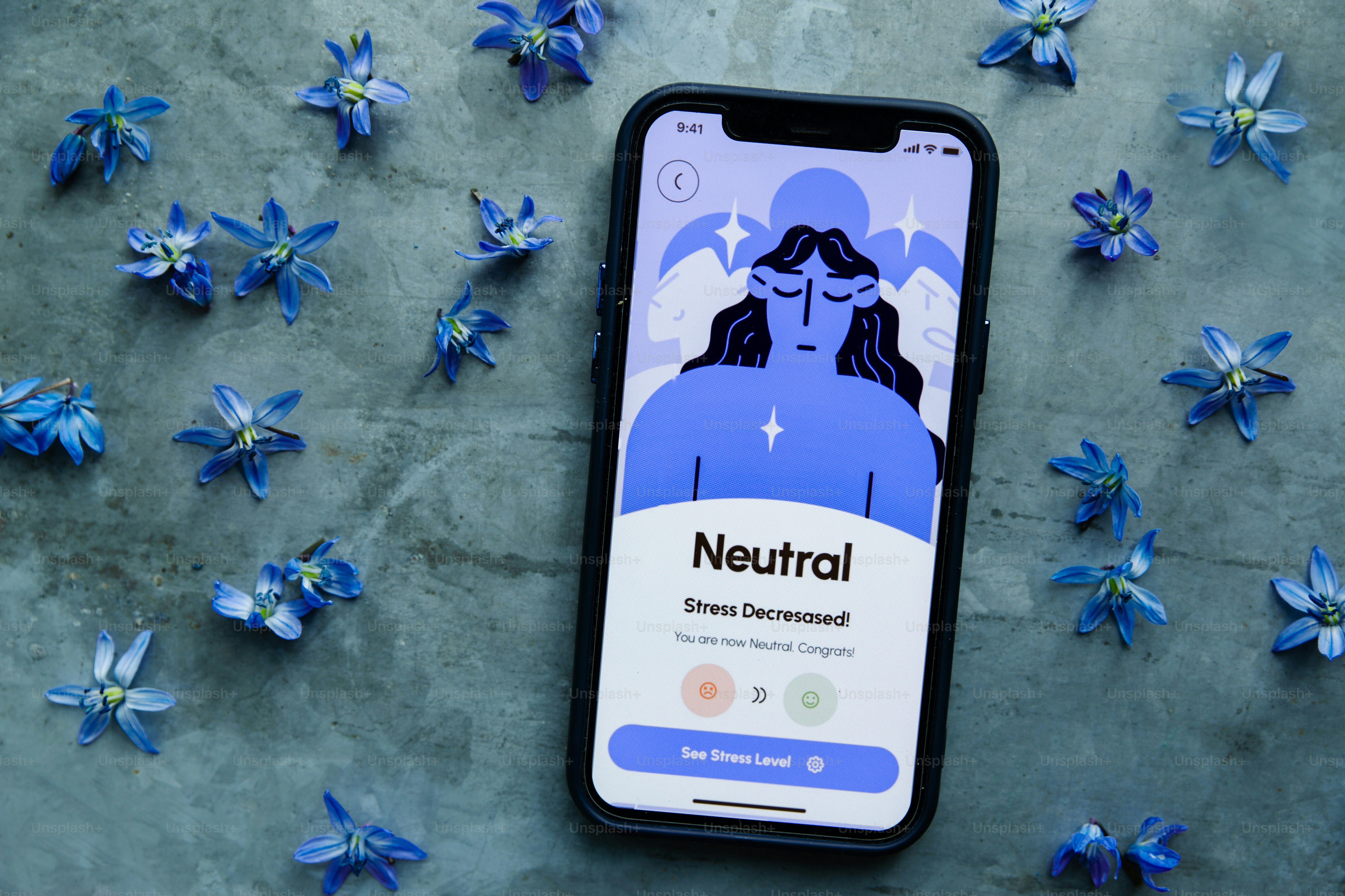 La pantalla de un teléfono muestra emociones neutras.