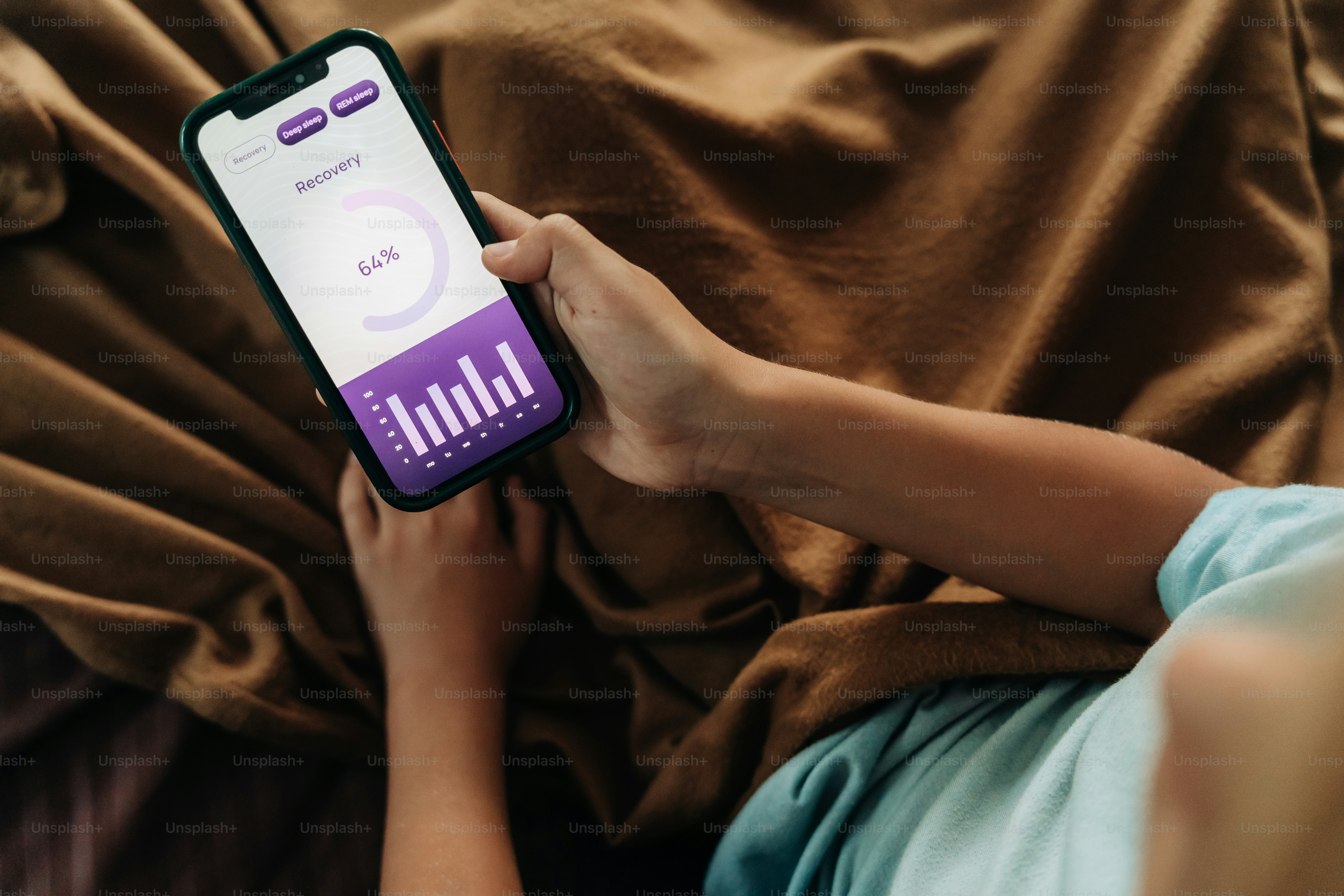 Seseorang memeriksa analisis tidur di ponsel.
