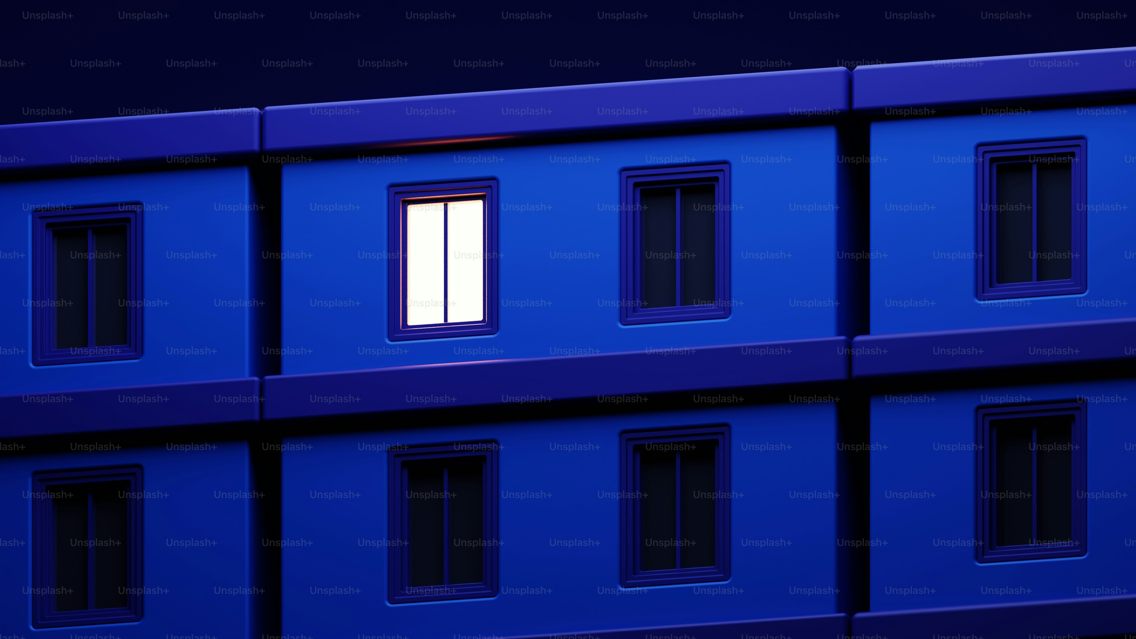 暗い建物の間、明かりのともった窓が輝いています。