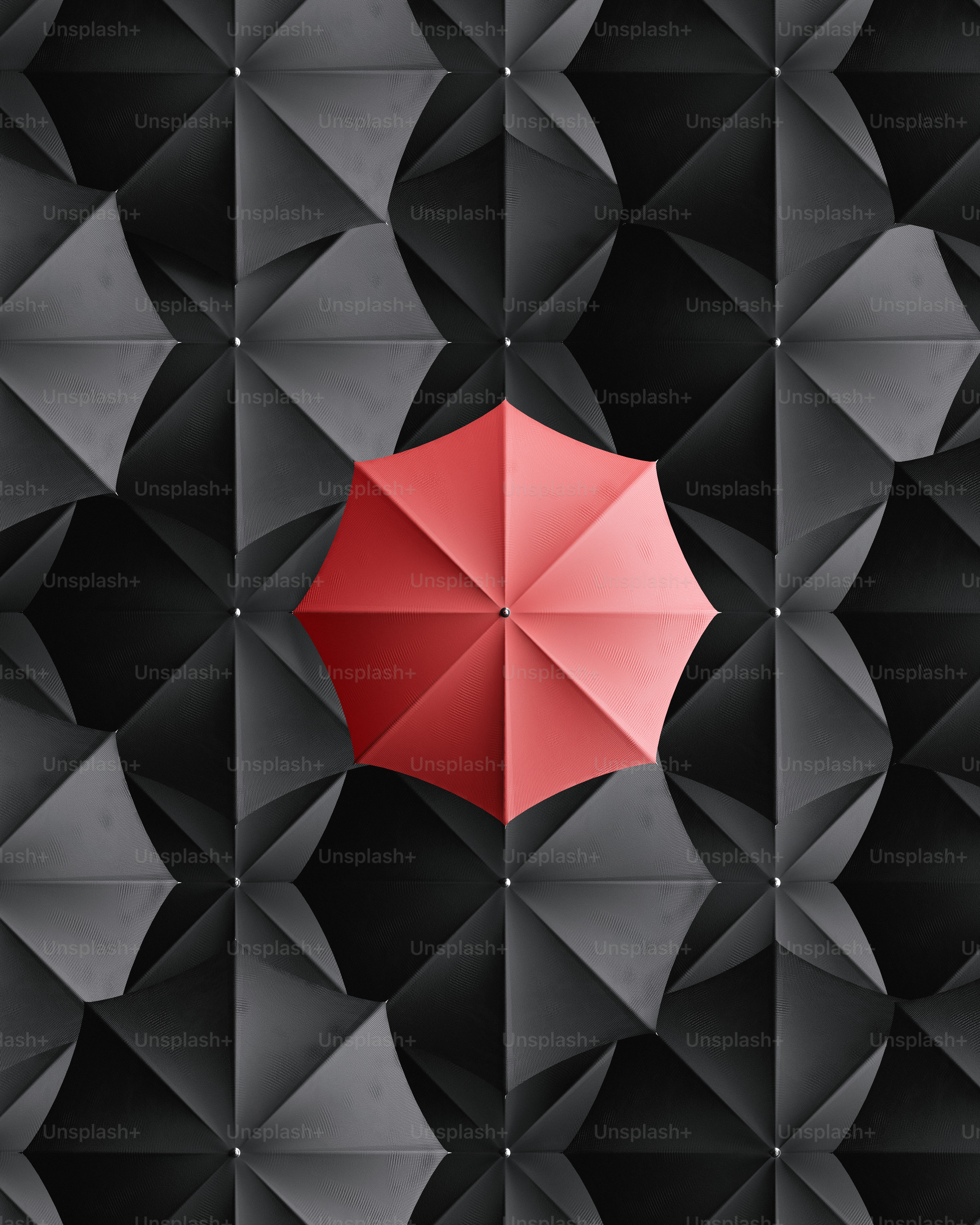 Un paraguas rojo se destaca entre la multitud.