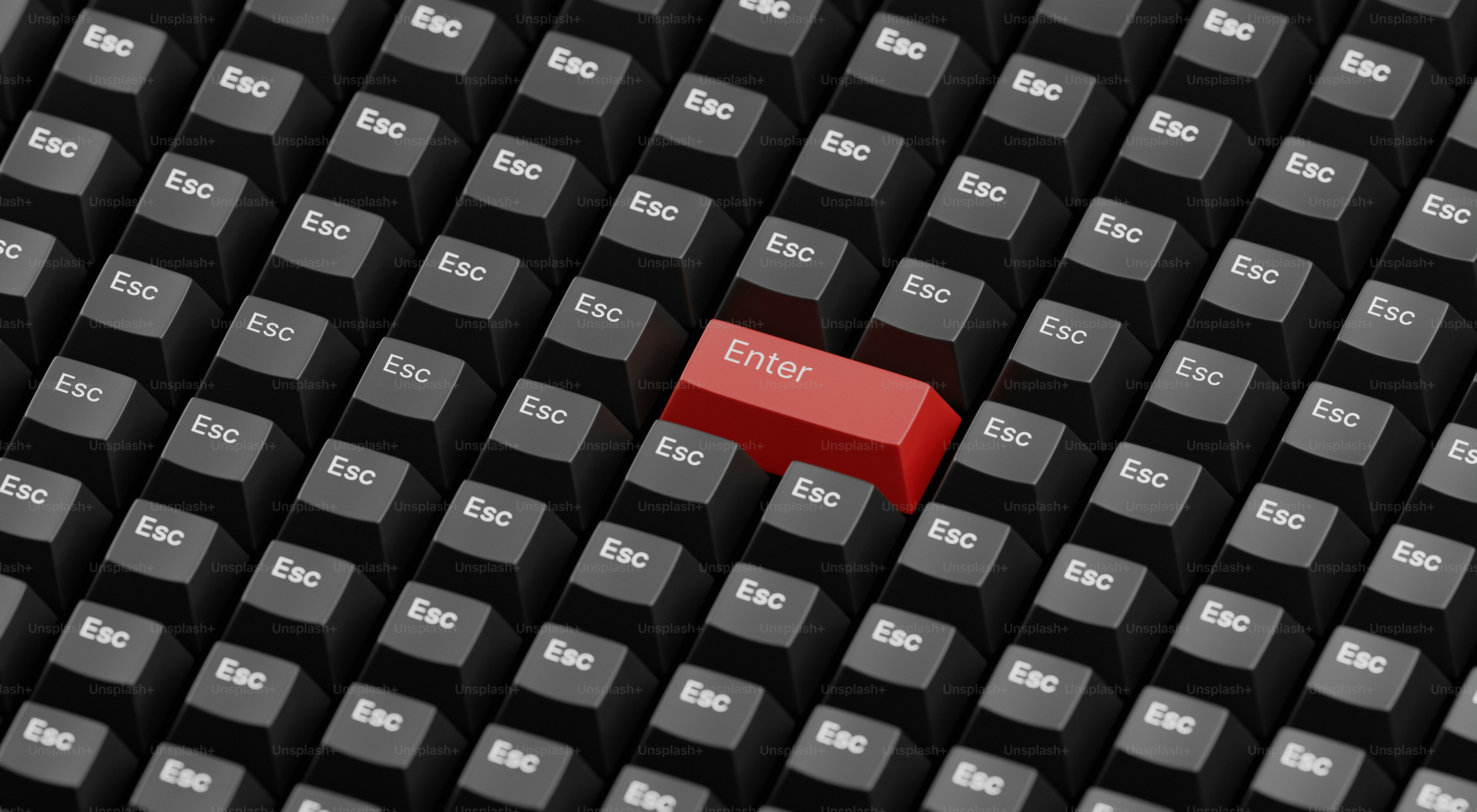 Uma tecla Enter vermelha se destaca em um teclado.