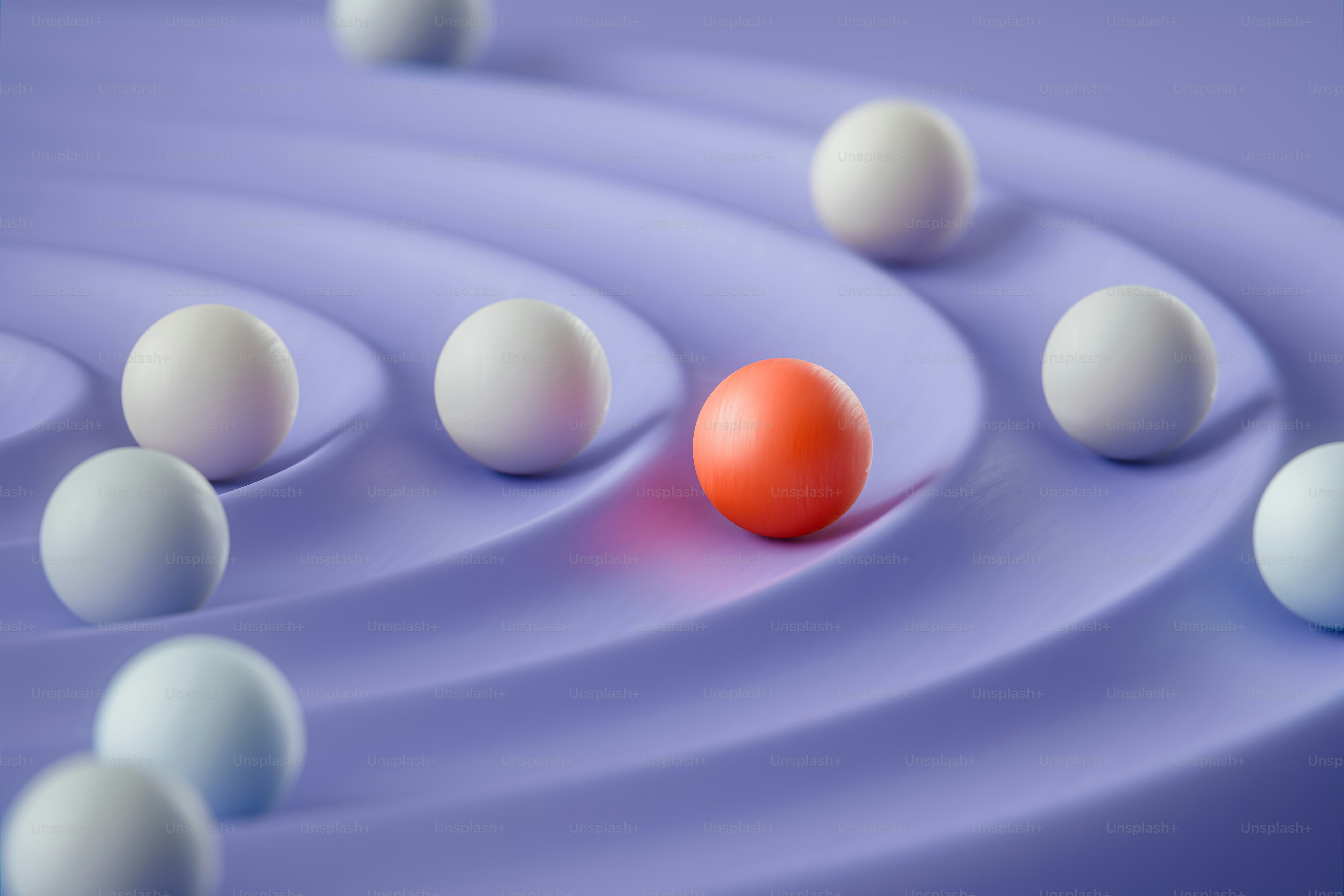 A bola laranja se destaca entre as esferas brancas.