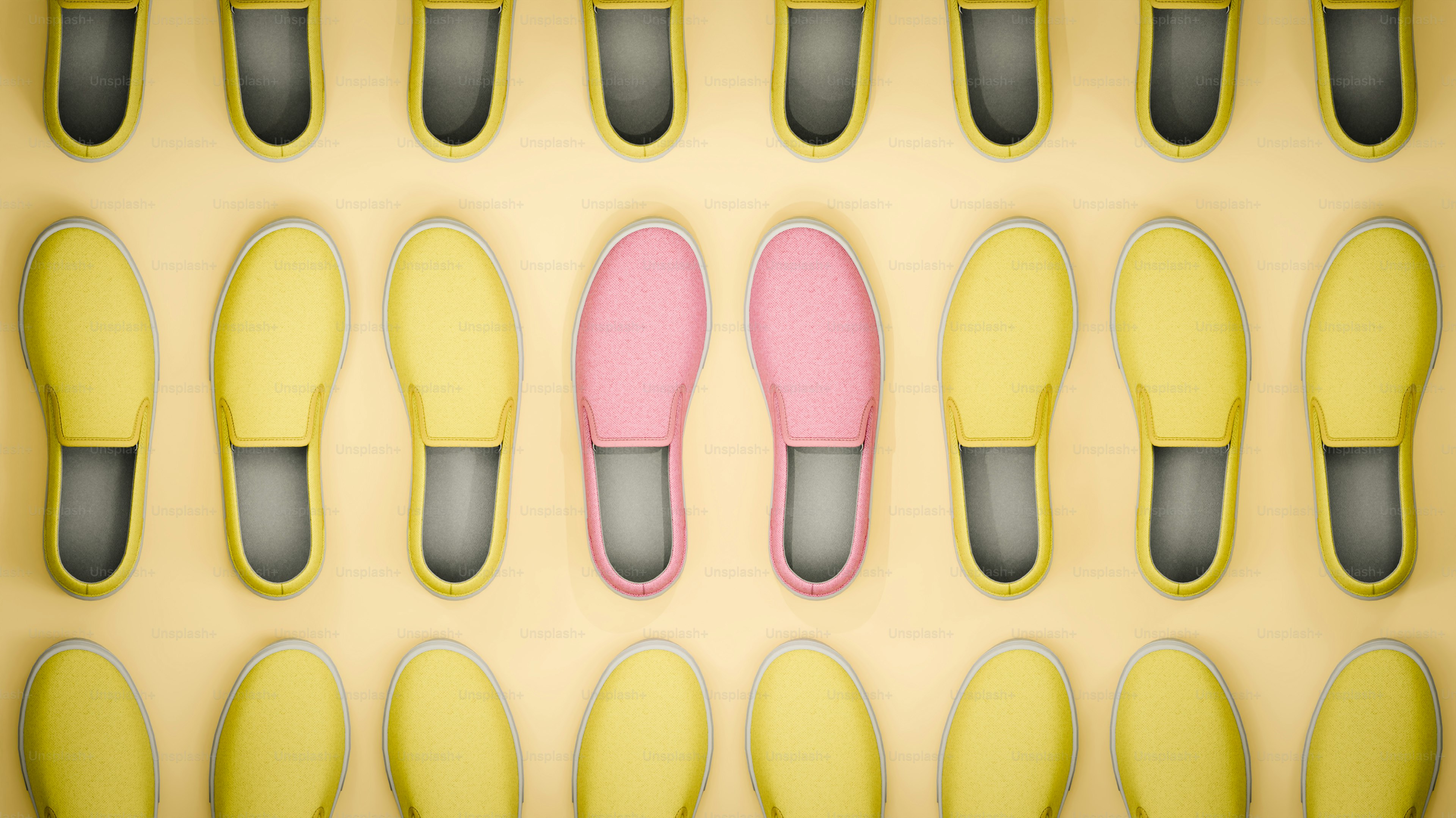 Las zapatillas rosas destacan entre las amarillas.