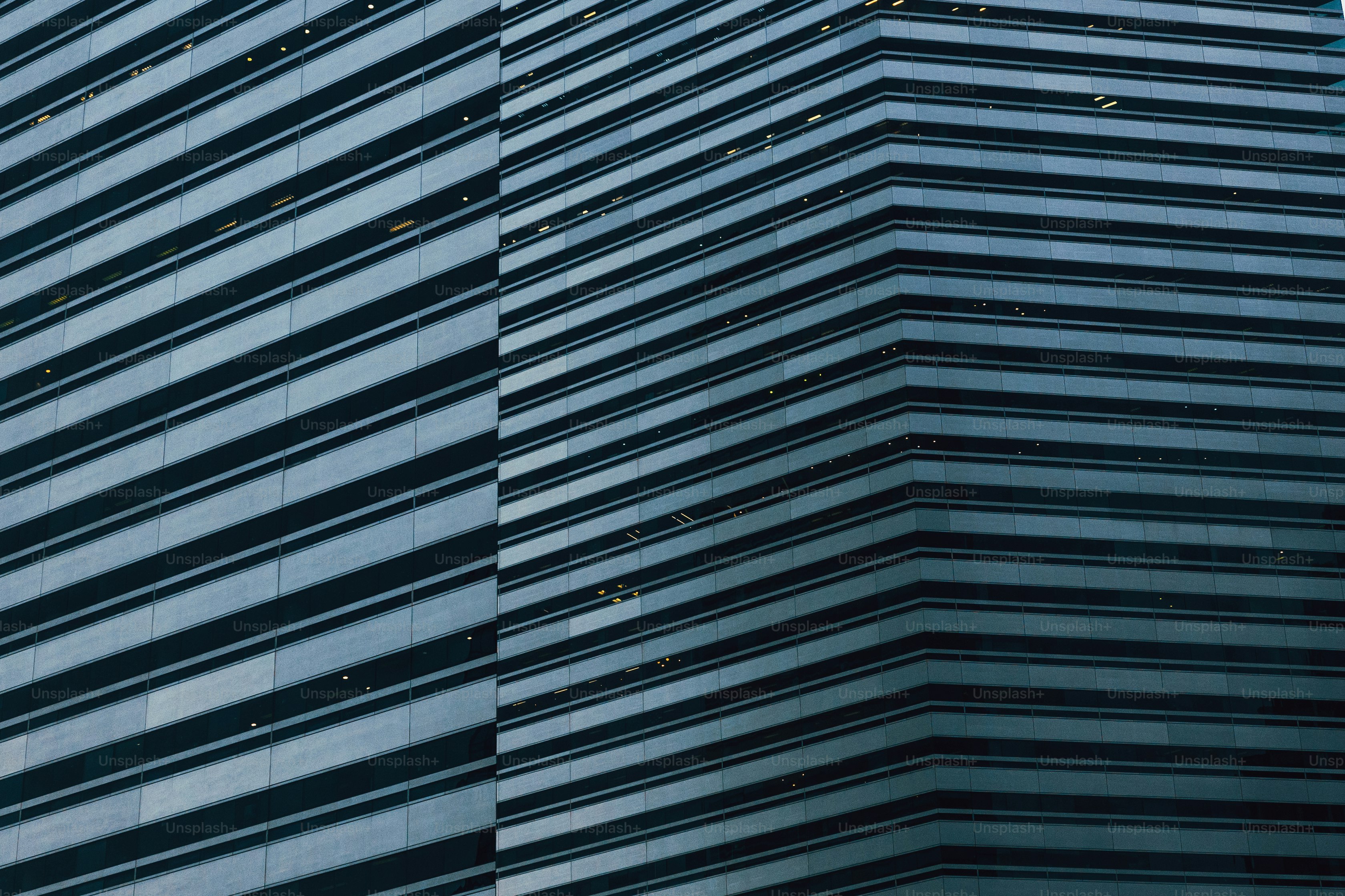 Facciata di un edificio moderno con forti linee geometriche.