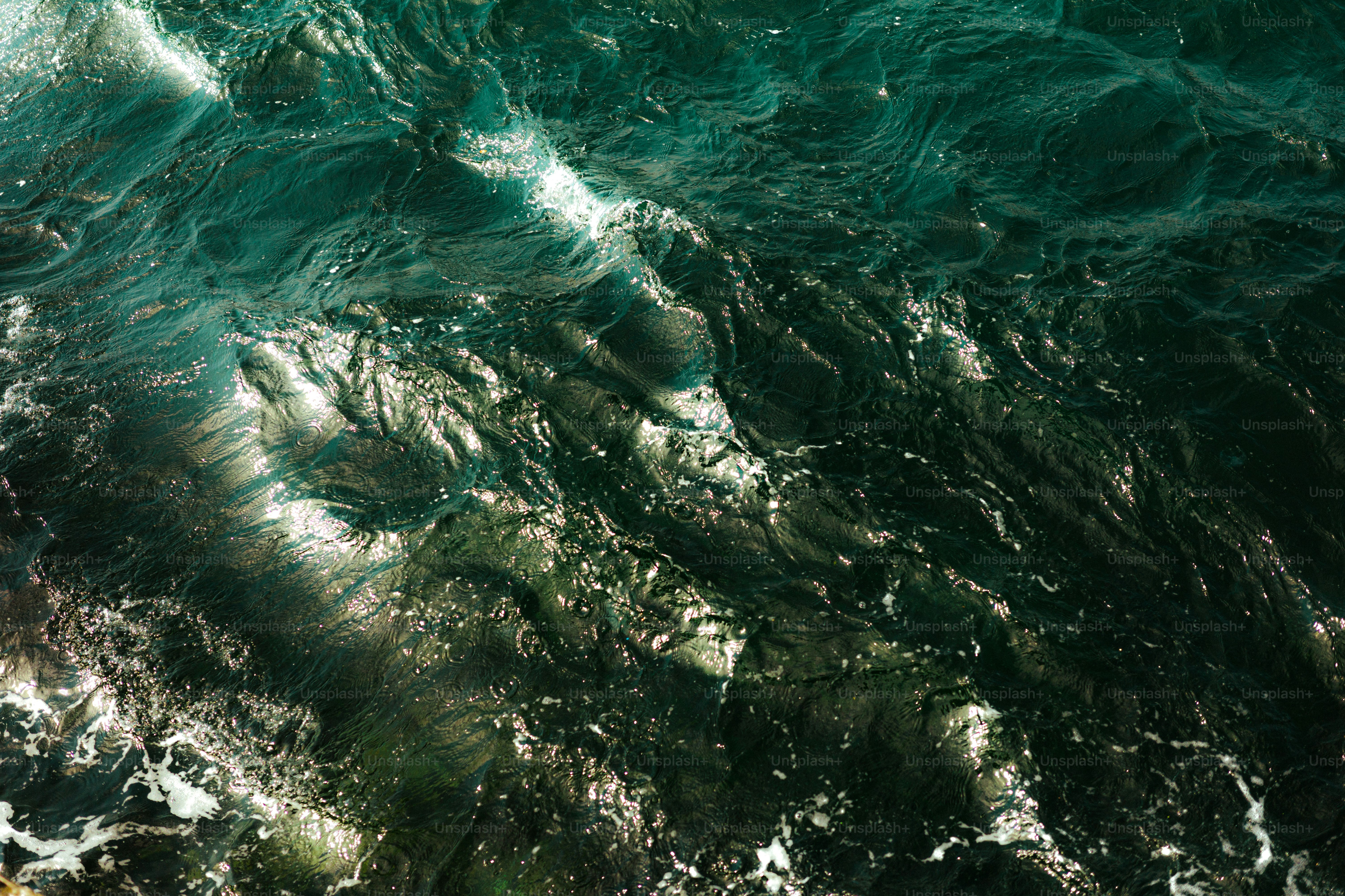 L'acqua agitata dell'oceano crea un modello ipnotico.