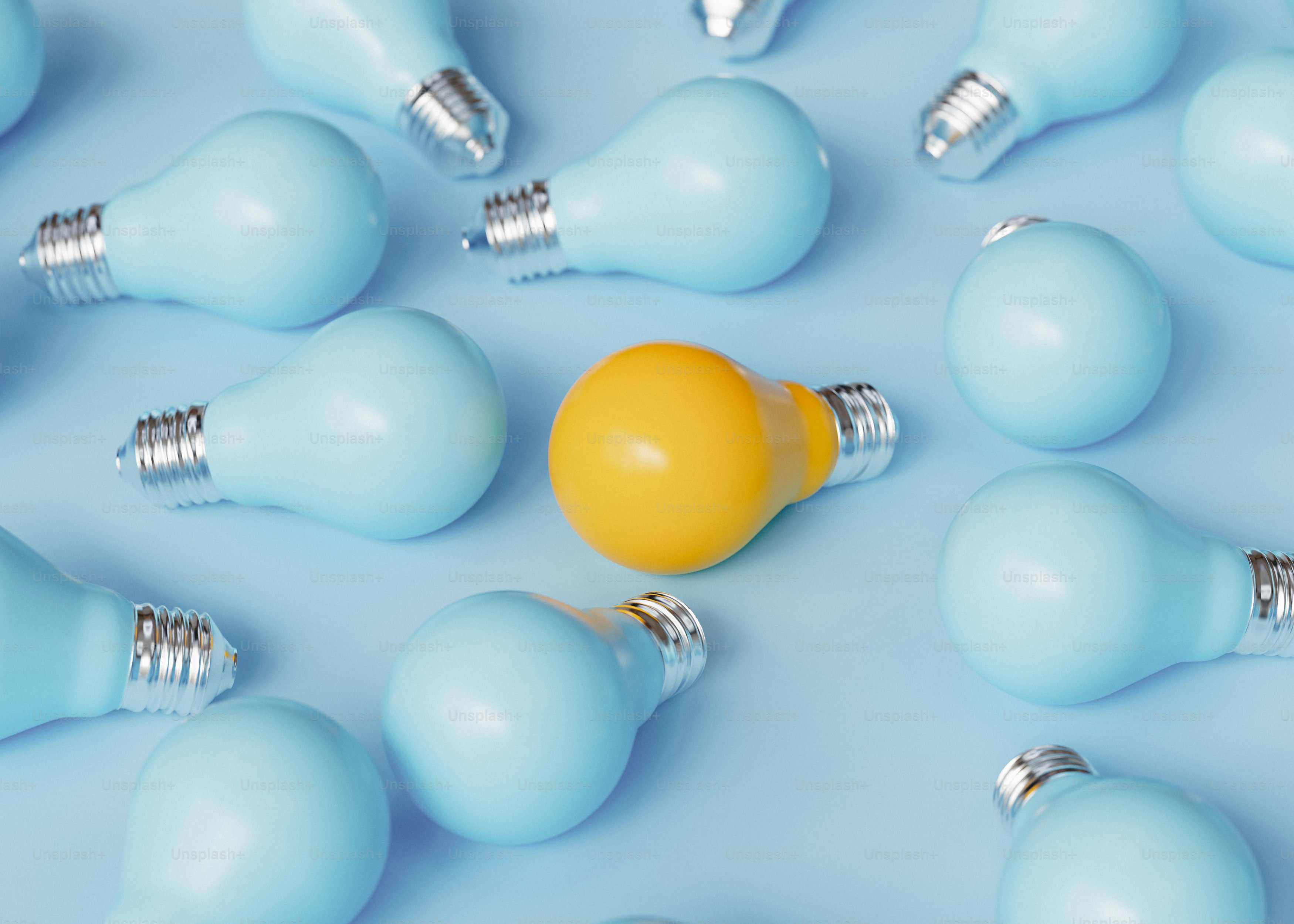 Eine beleuchtete Glühbirne, umgeben von anderen.