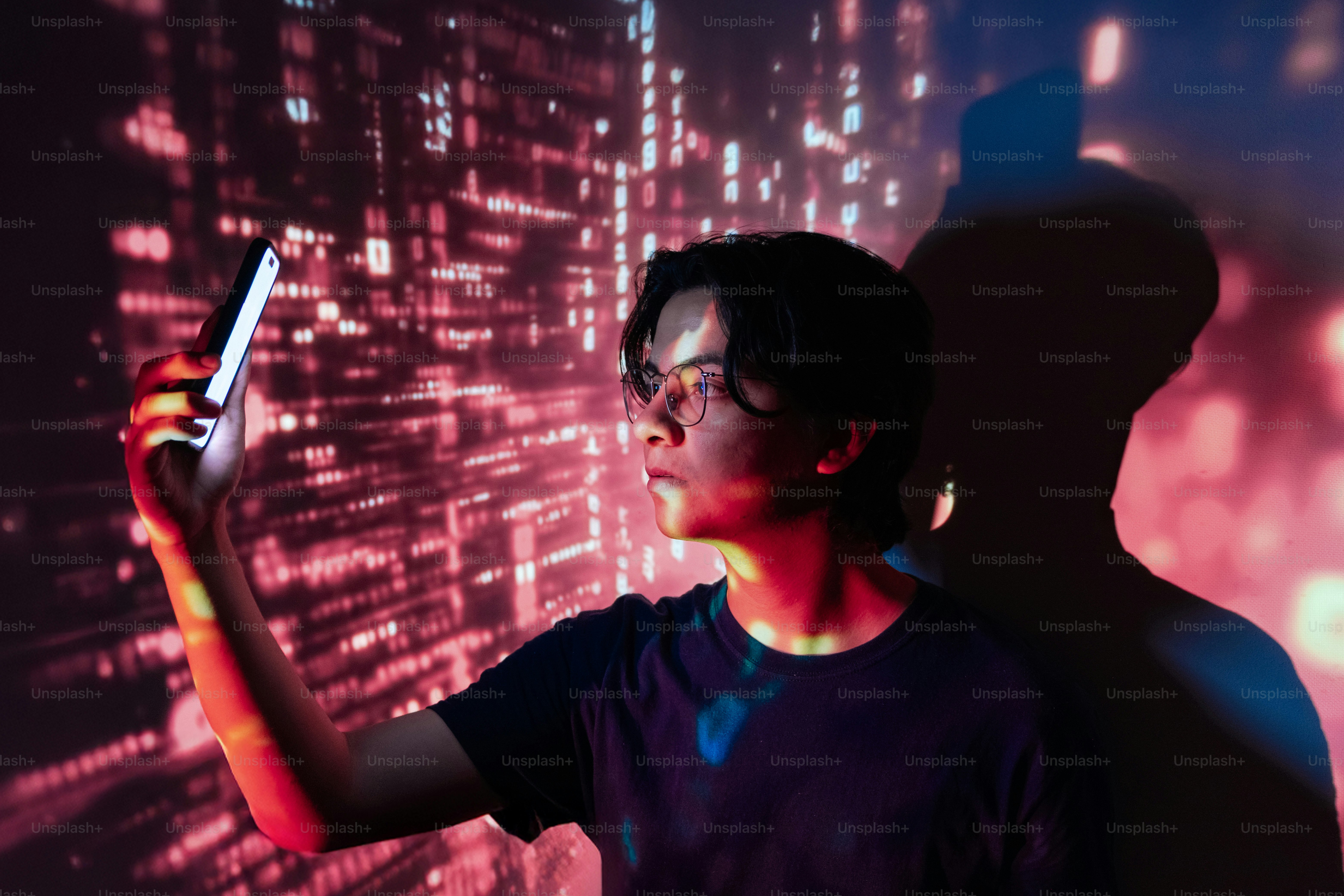 Persona usando un teléfono con proyecciones de datos digitales.