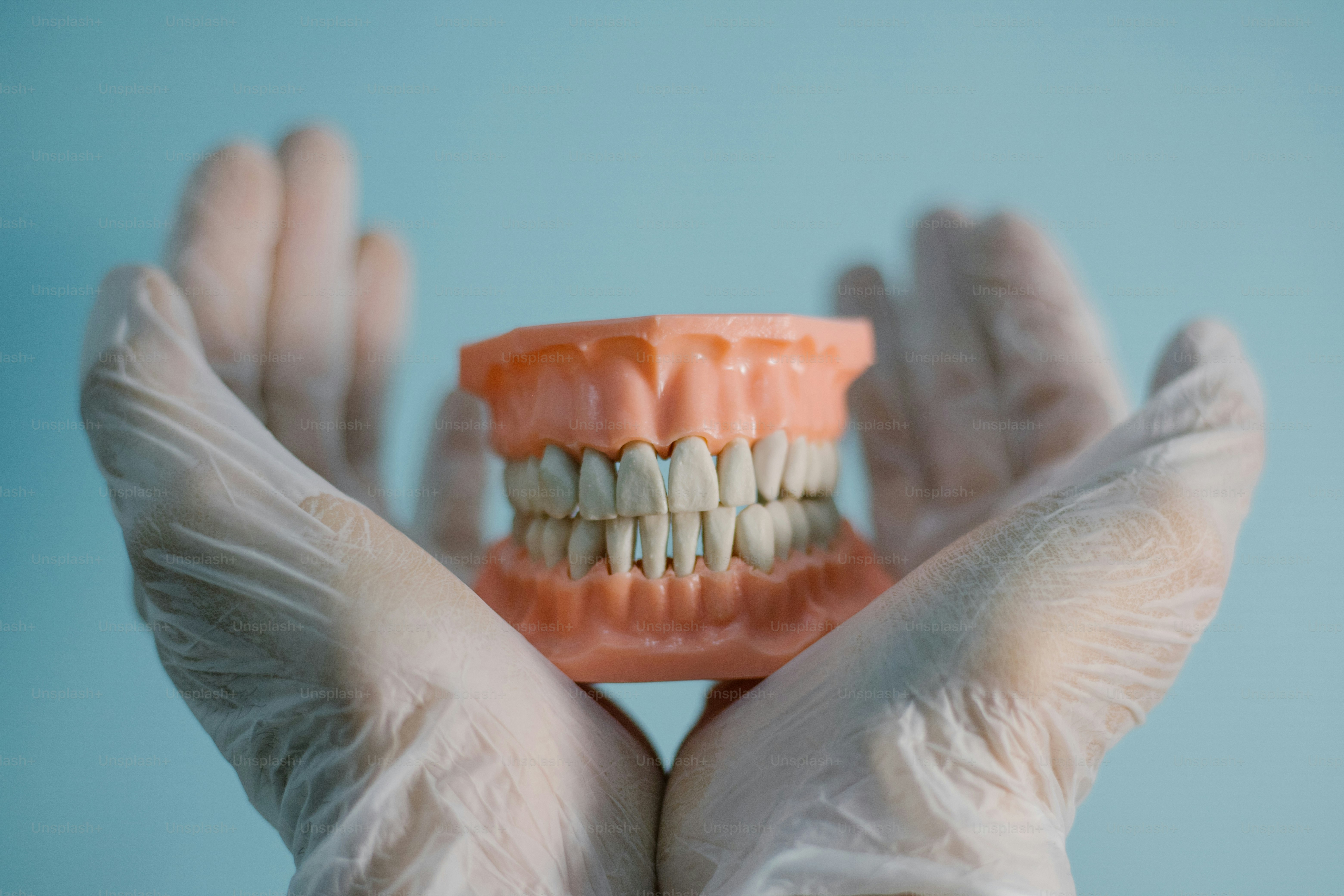 Mani che tengono una serie di denti.