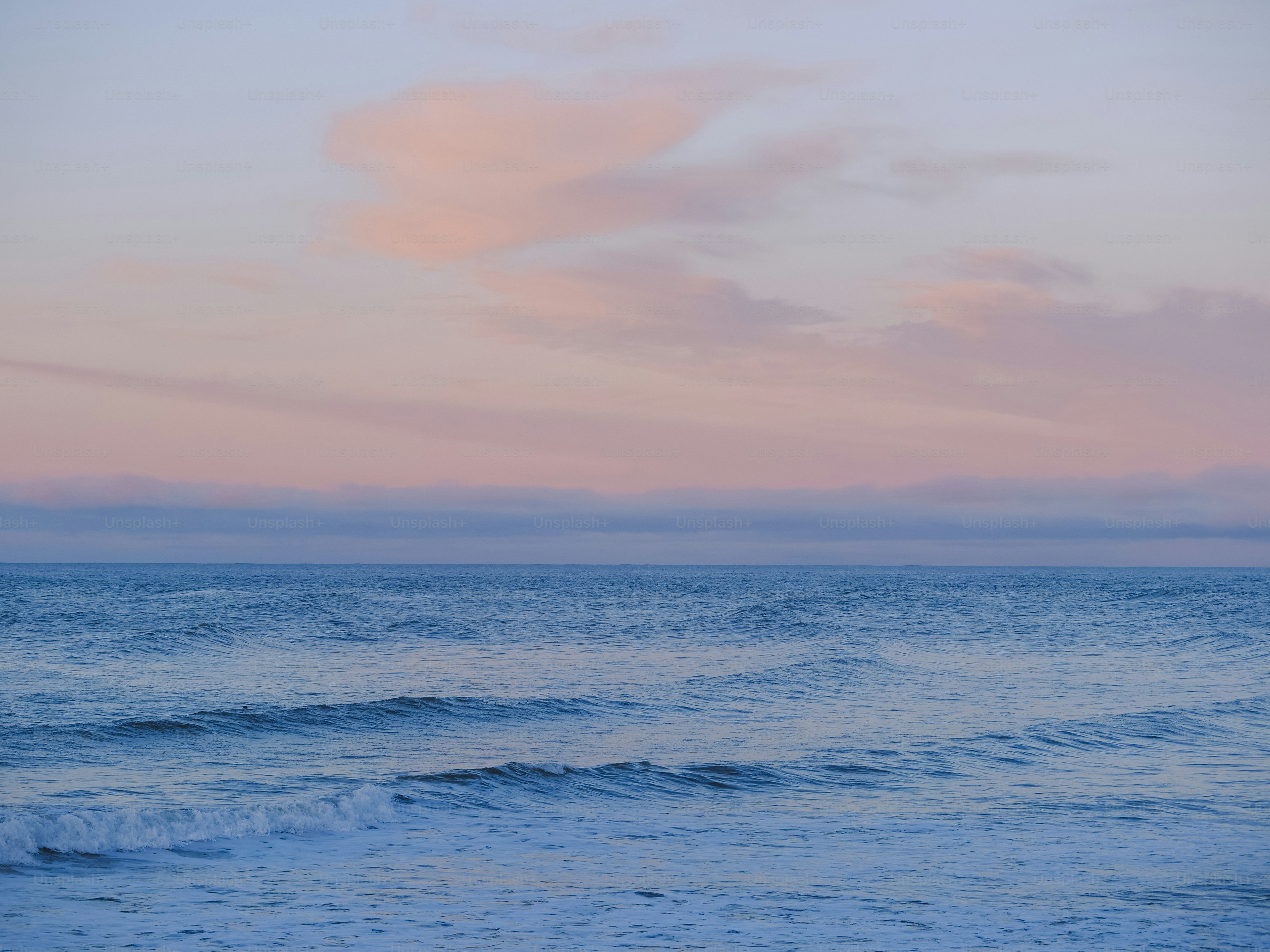 파스텔 톤의 하늘 아래 잔잔한 파도가 일고 있습니다. 사진 – Unsplash의 배경화면 이미지, image size:3000x2250