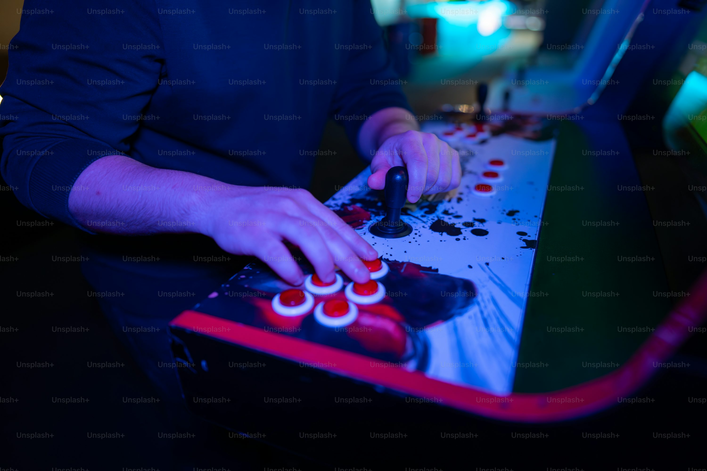 Quelqu’un joue à un jeu d’arcade.
