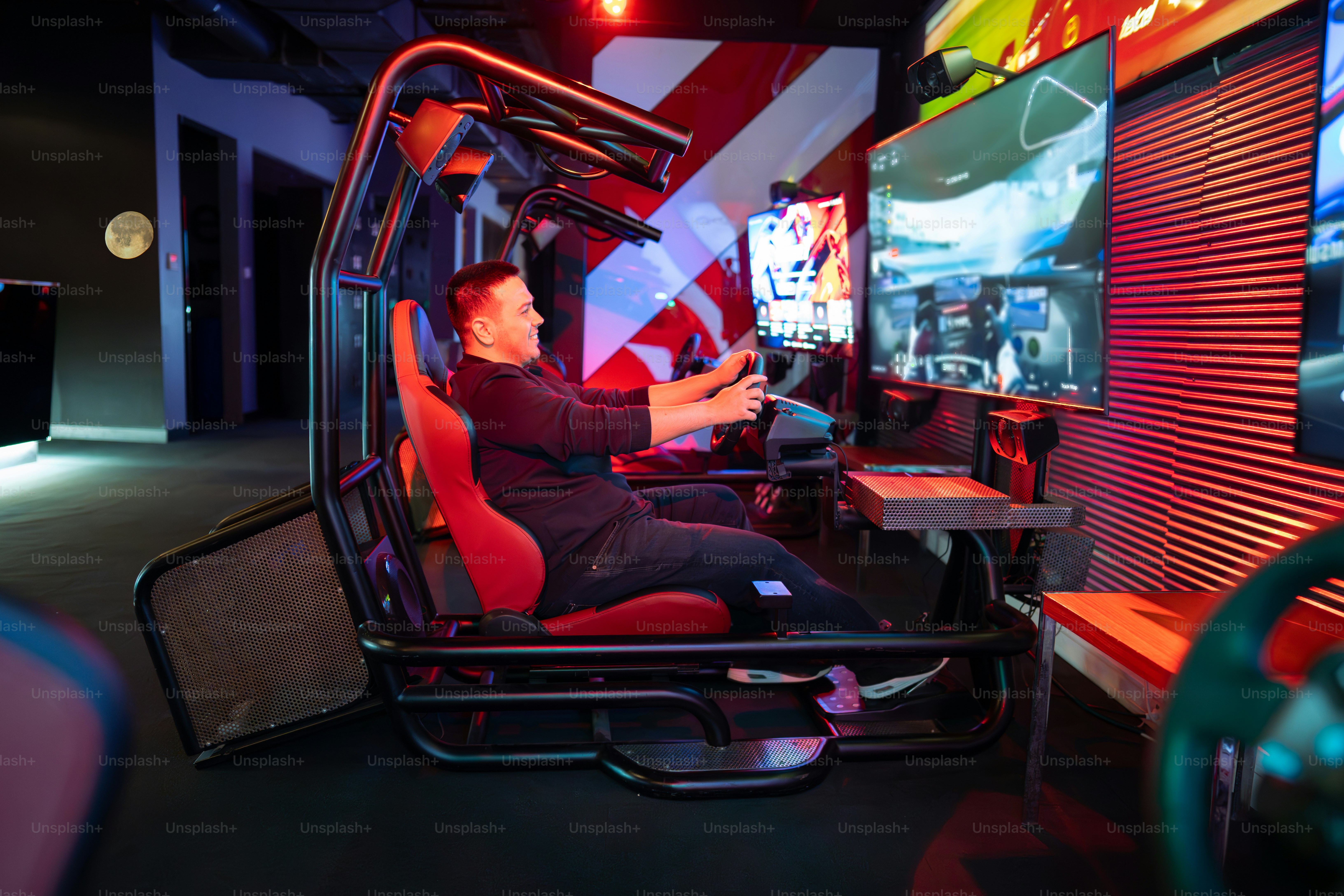 L'uomo usa un simulatore di corse per l'intrattenimento.