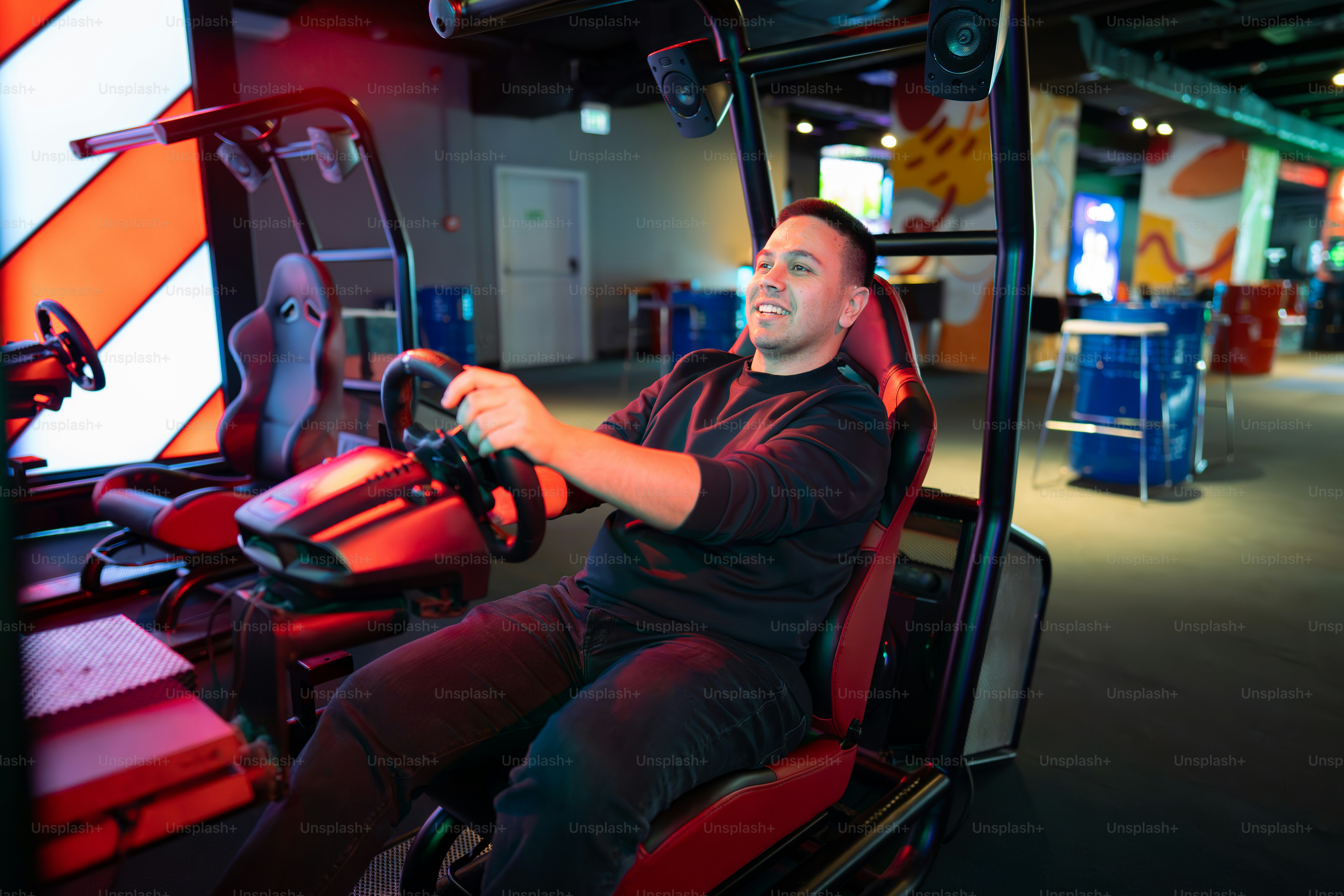 Seorang pria dengan senang hati memainkan simulator balap.