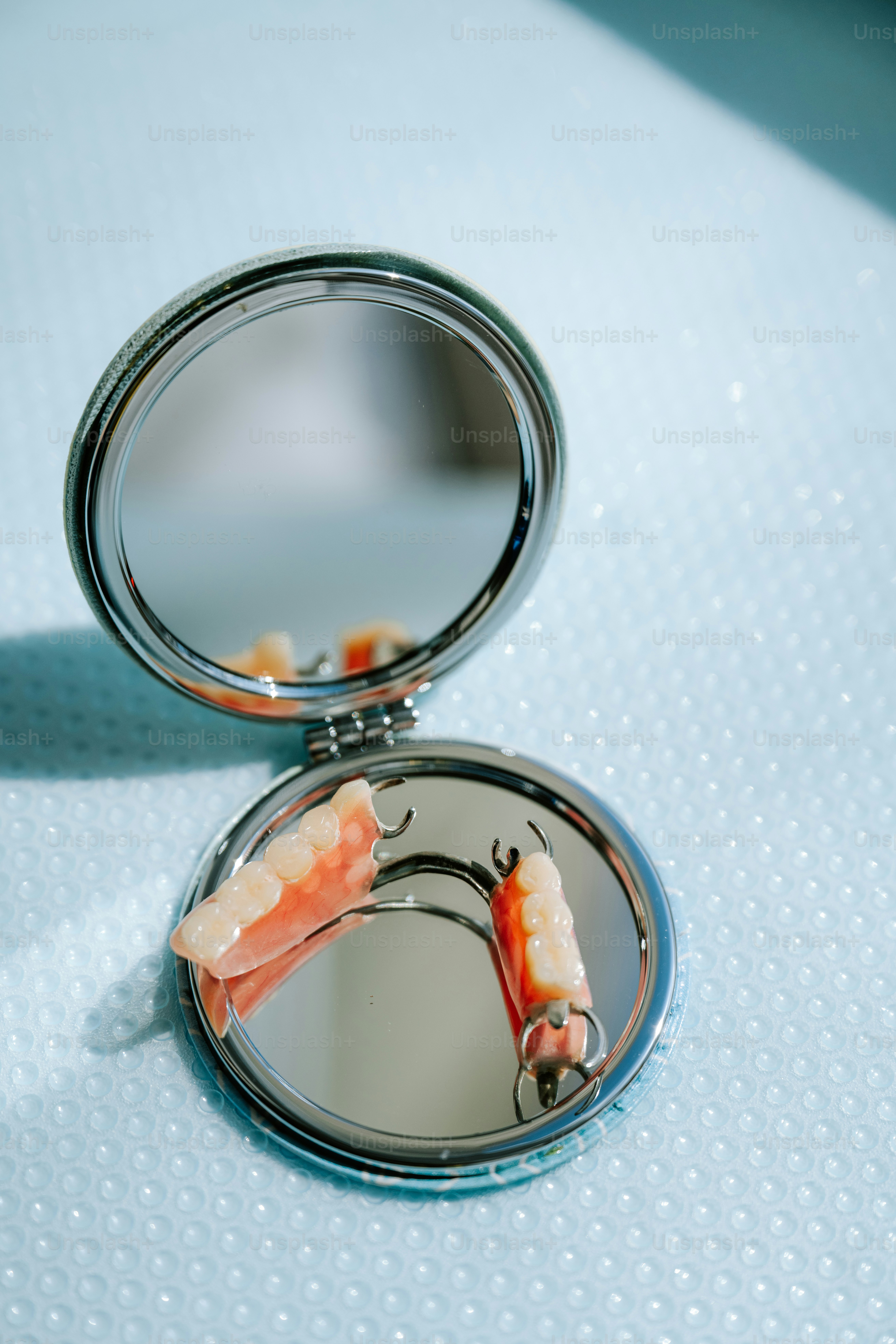 Prothèses dentaires dans un miroir.