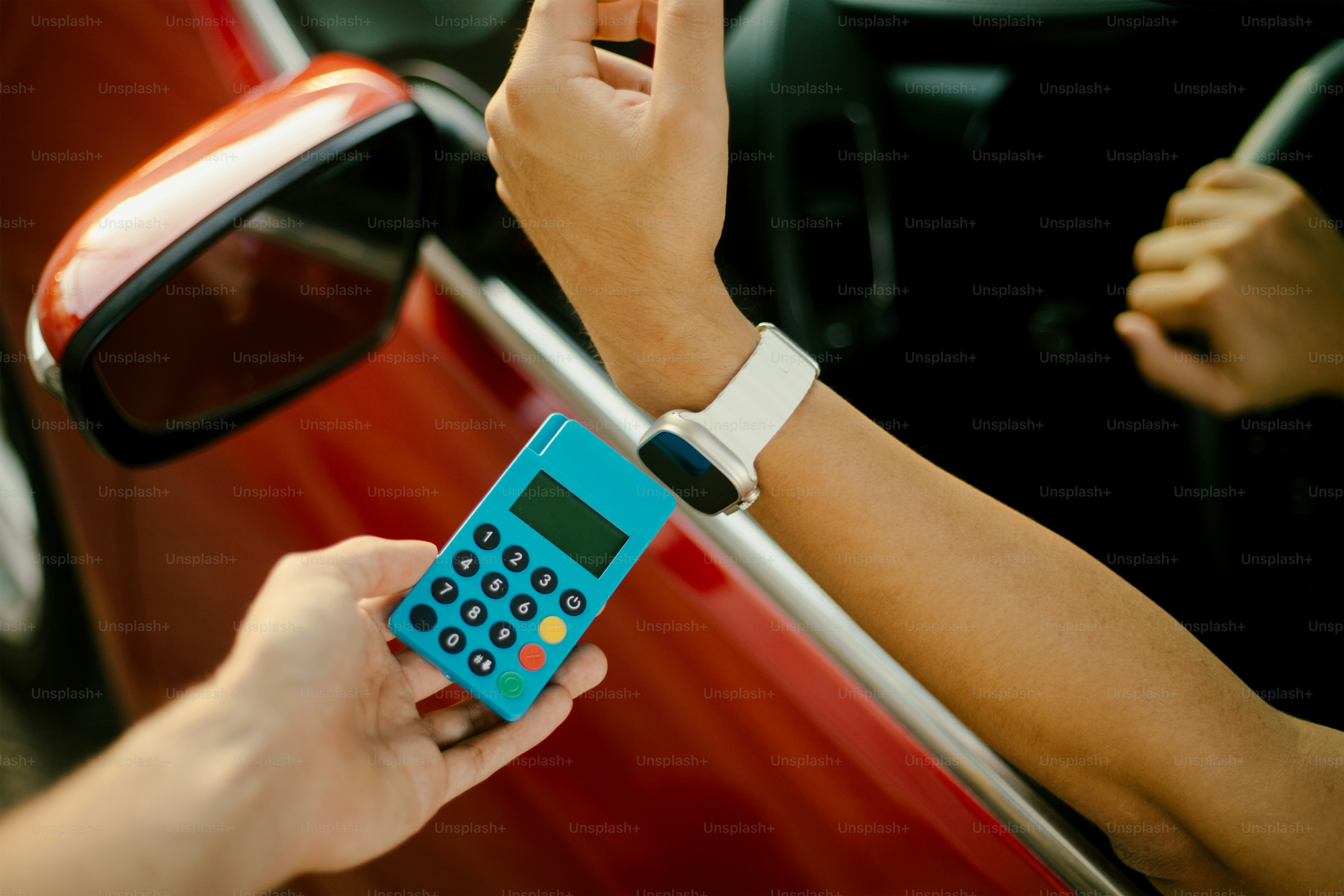 El pago se realiza con un reloj inteligente.