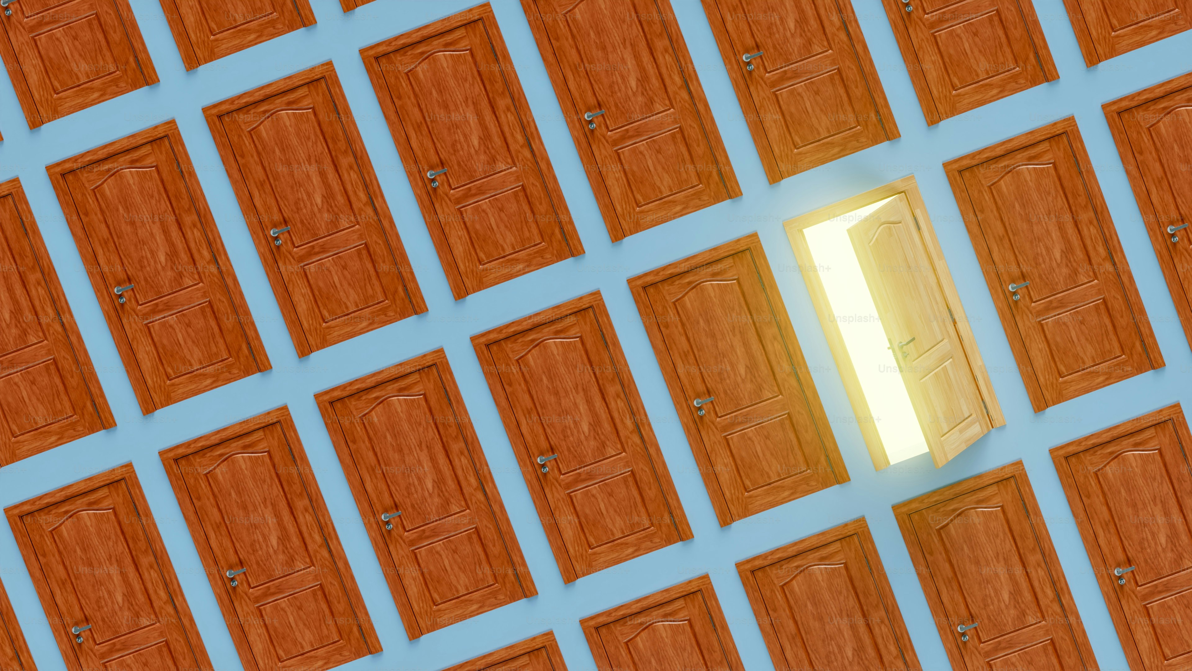 Une lumière brille à travers une porte ouverte.