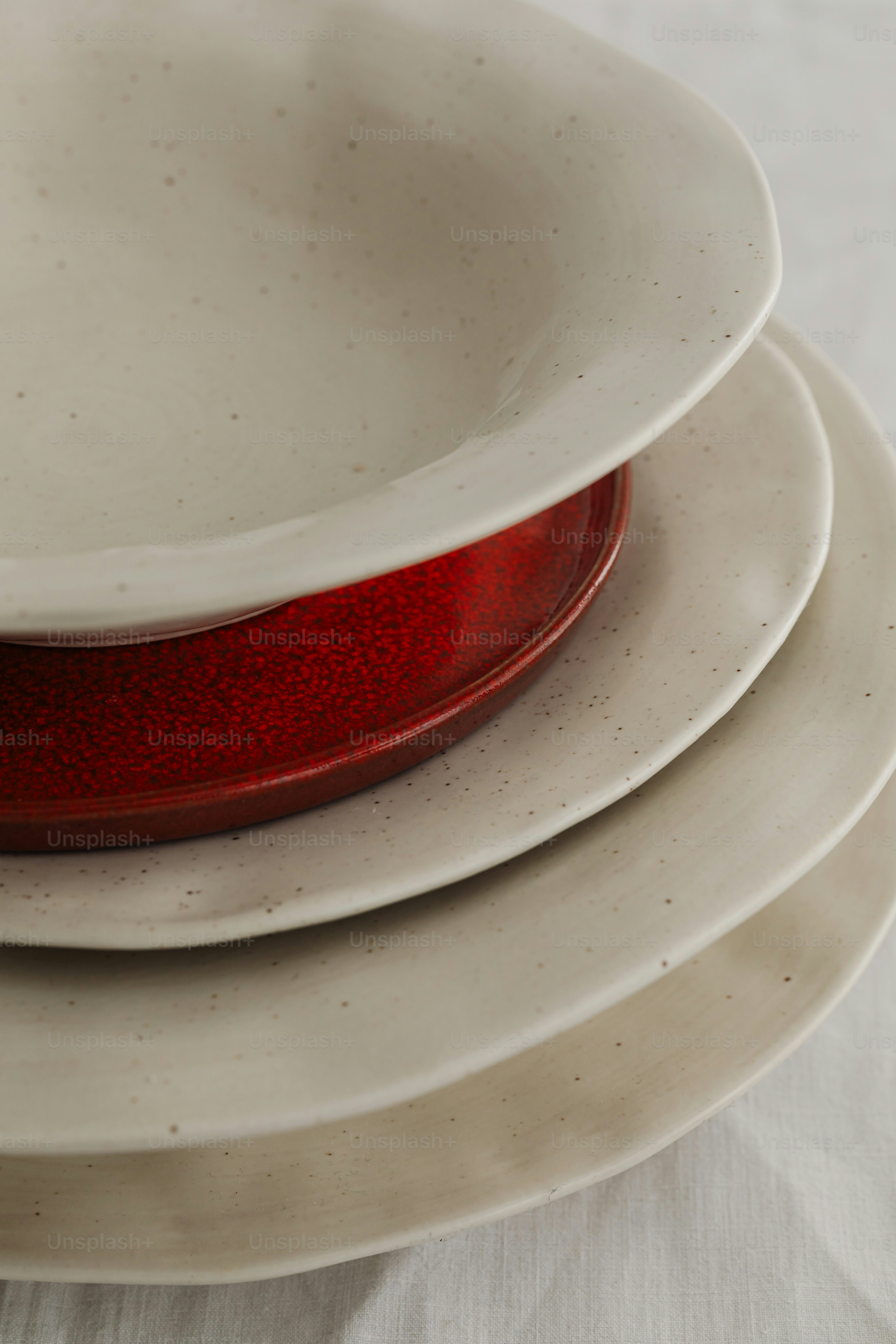 Ein Stapel Keramikplatten in verschiedenen Farben.