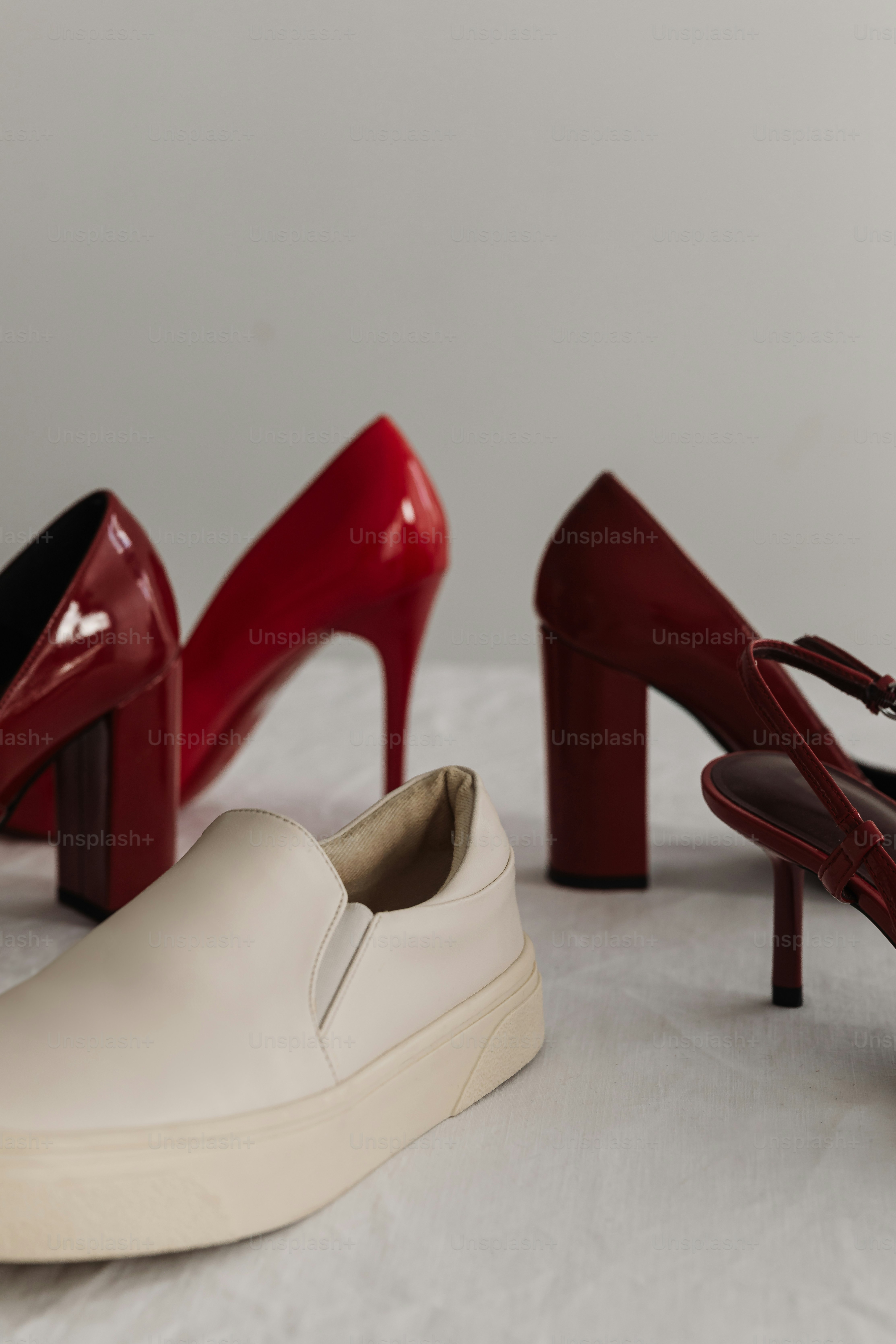 赤いヒールと白いスニーカーが展示されています。