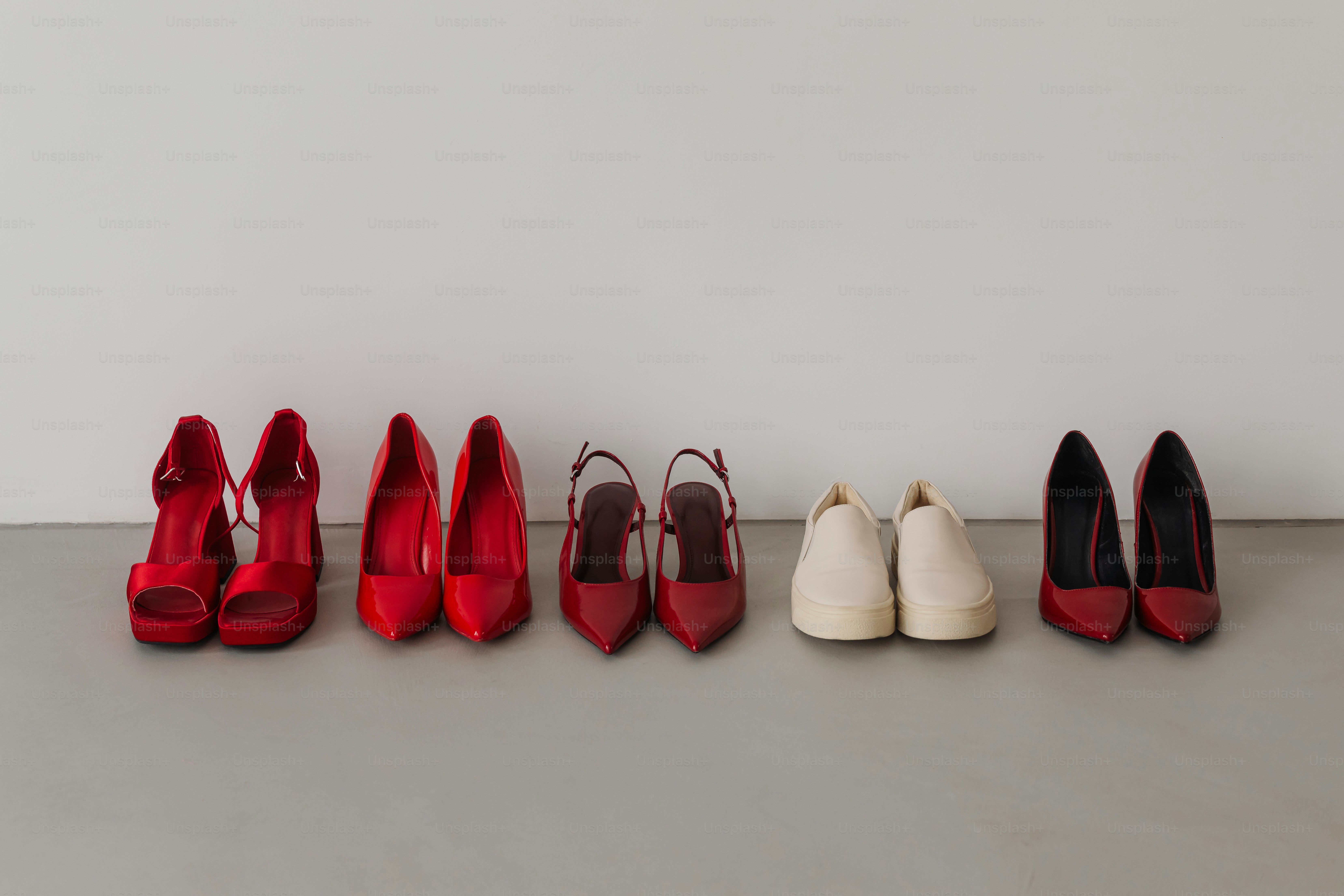Différents talons rouges sont affichés en rangée.