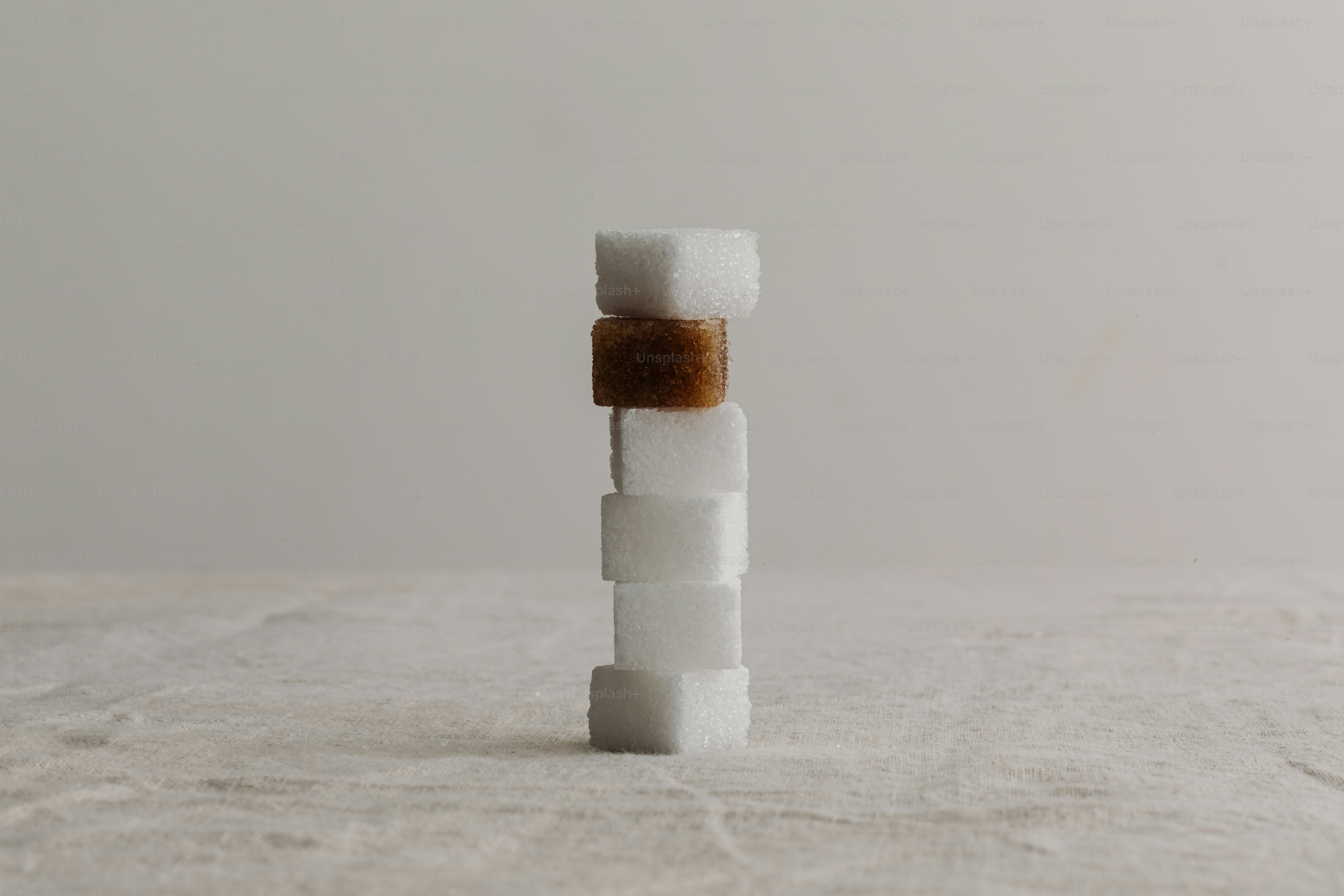 Ein Stapel Würfelzucker: weiß und braun.