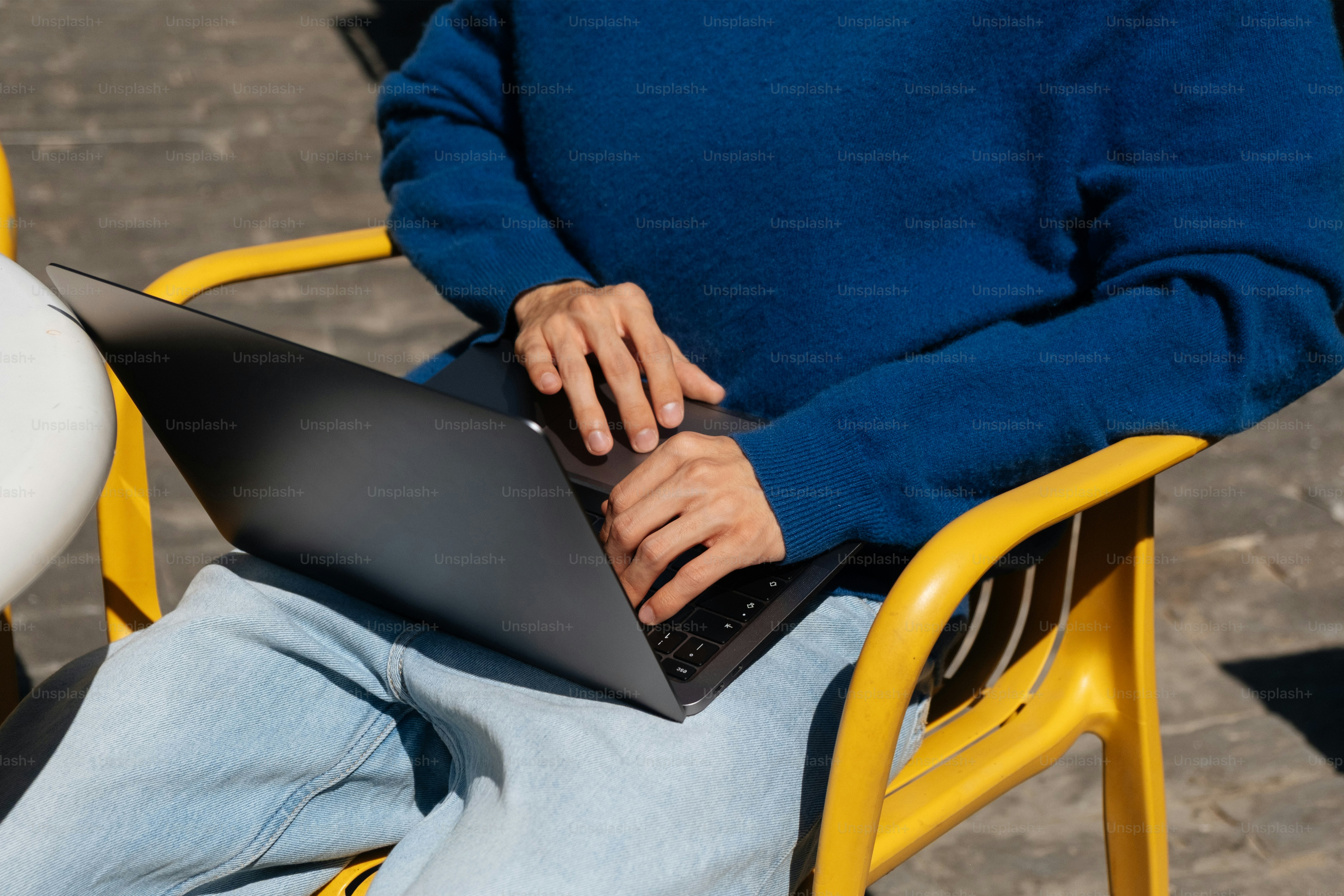 사람이 앉아서 노트북에 입력합니다.