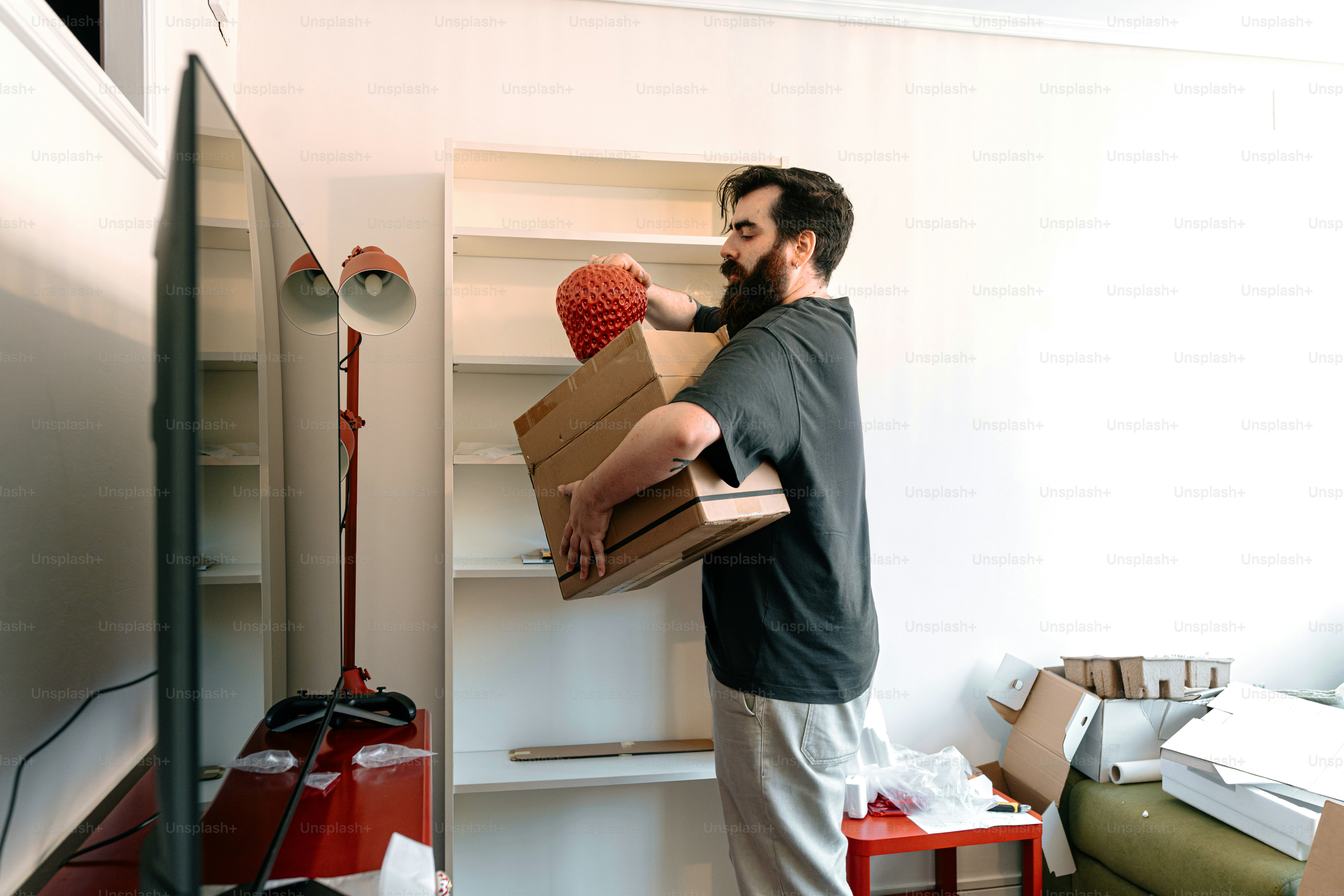Man carries boxes near empty shelves. photo – Real estate Image on Unsplash