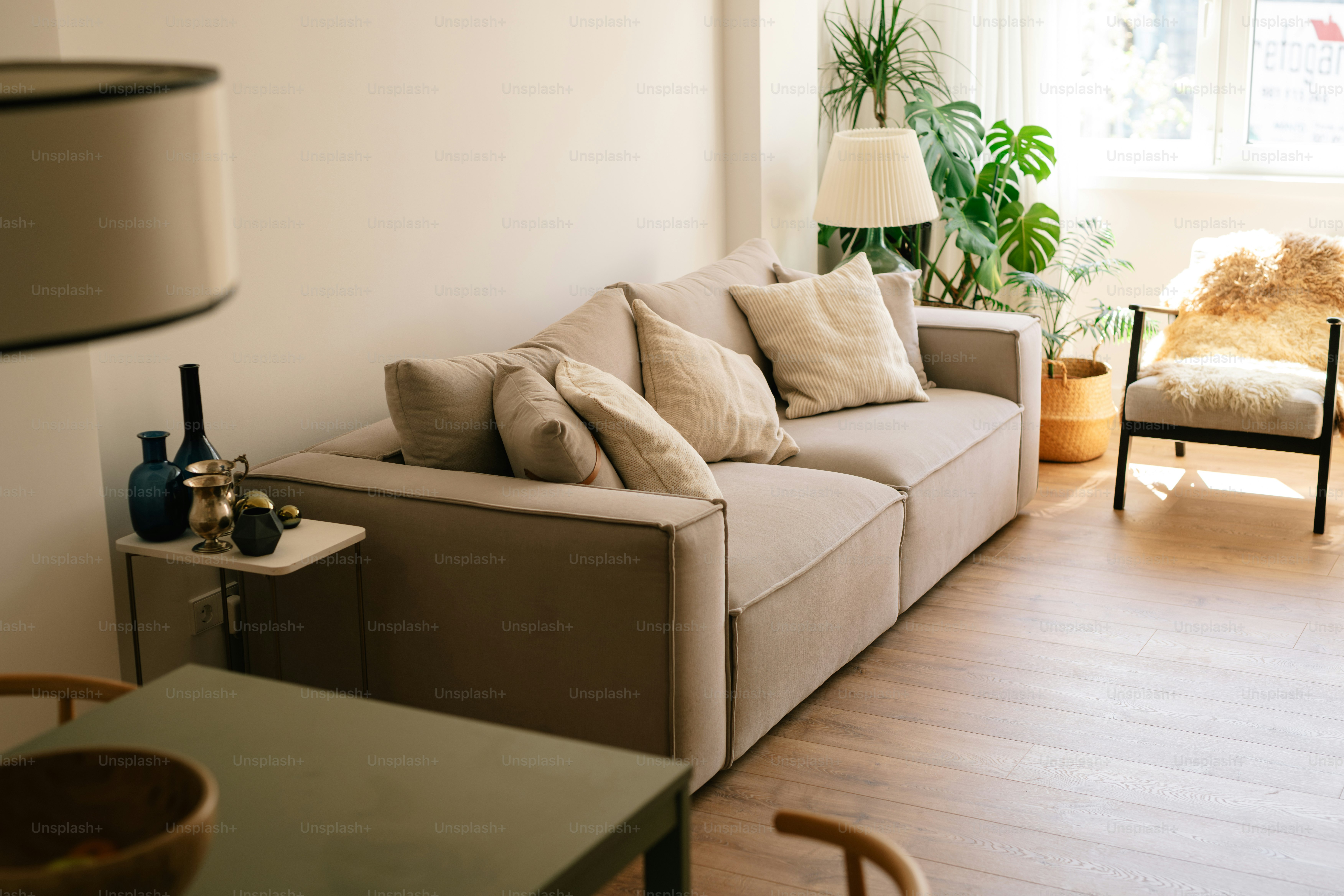 Světlý a uklizený obývací pokoj zalitý jemným přirozeným světlem, který působí klidně a dobře udržovaně