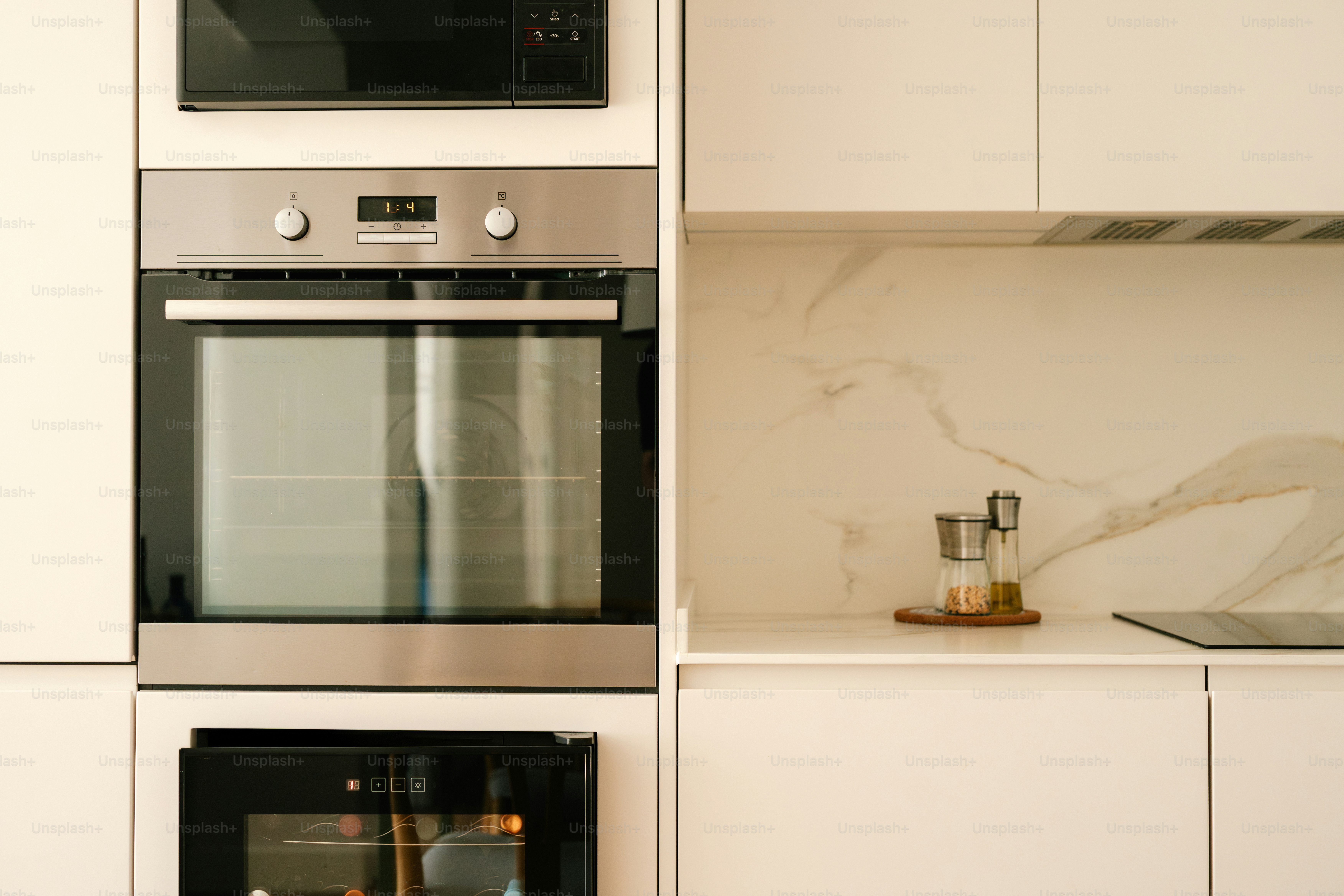 A modern kitchen with marble backsplash and cabinets. photo – Interior ...