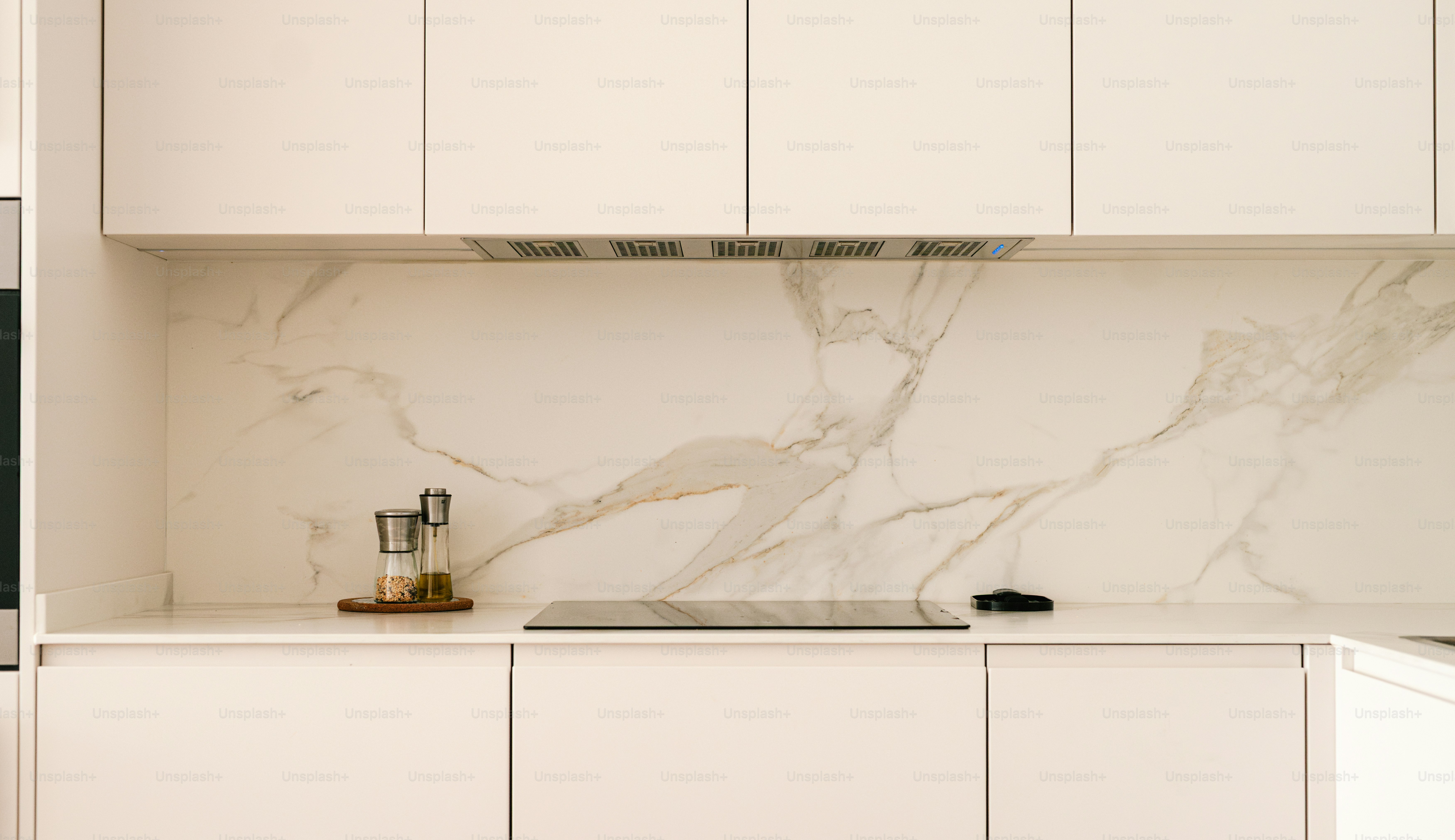 A modern kitchen with marble backsplash and cabinets. photo – Interior ...