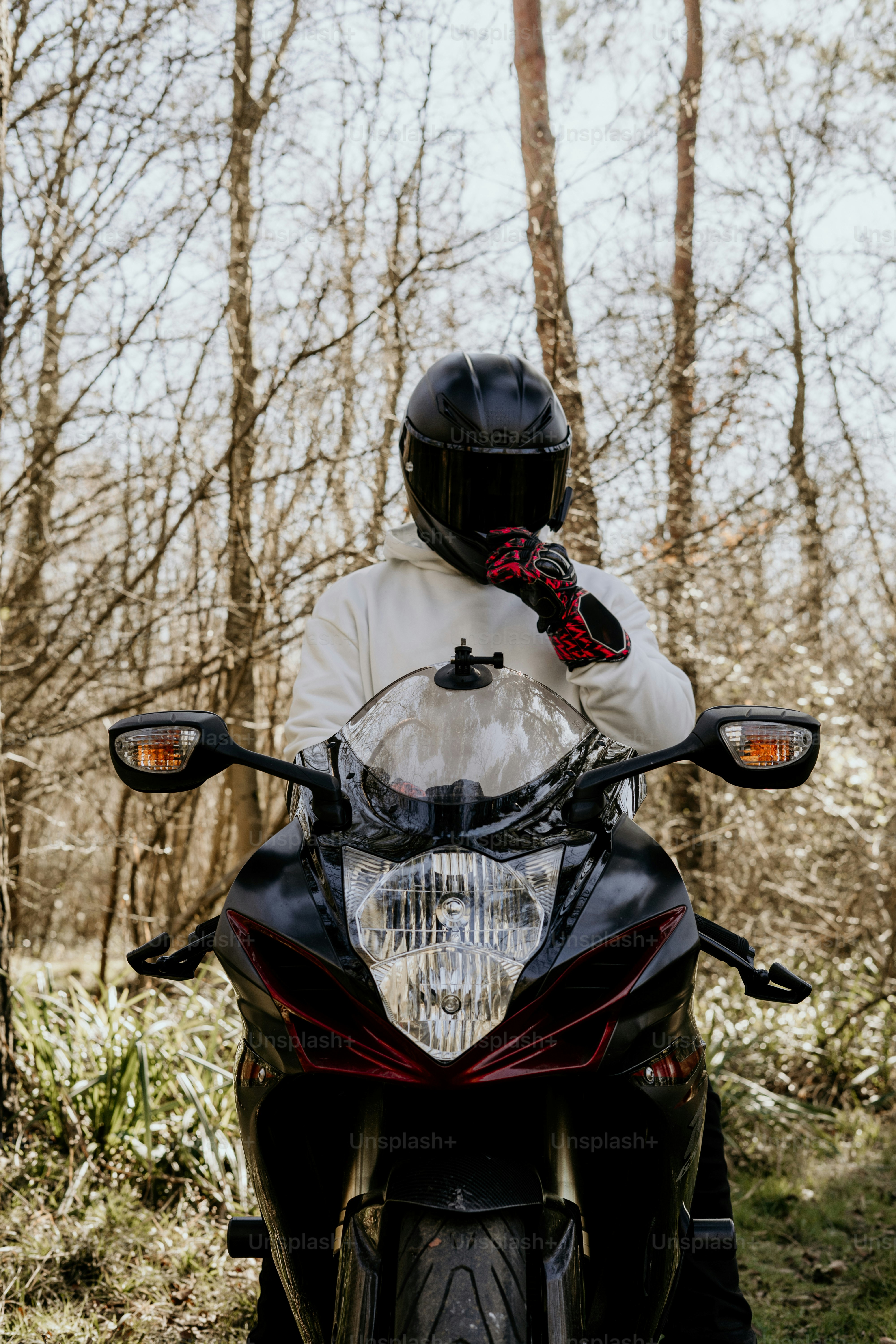 premium_photo-1744395627366-df2e86508bf1?ixid=M3wxMjA3fDB8MXxzZWFyY2h8MTN8fG1lbiVFMiU4MCU5OXMlMjBtb3RvcmJpa2UlMjBob29kaWV8ZW58MHx8fHwxNzYyMjcxNzY3fDA\u0026ixlib=rb-4.1.0