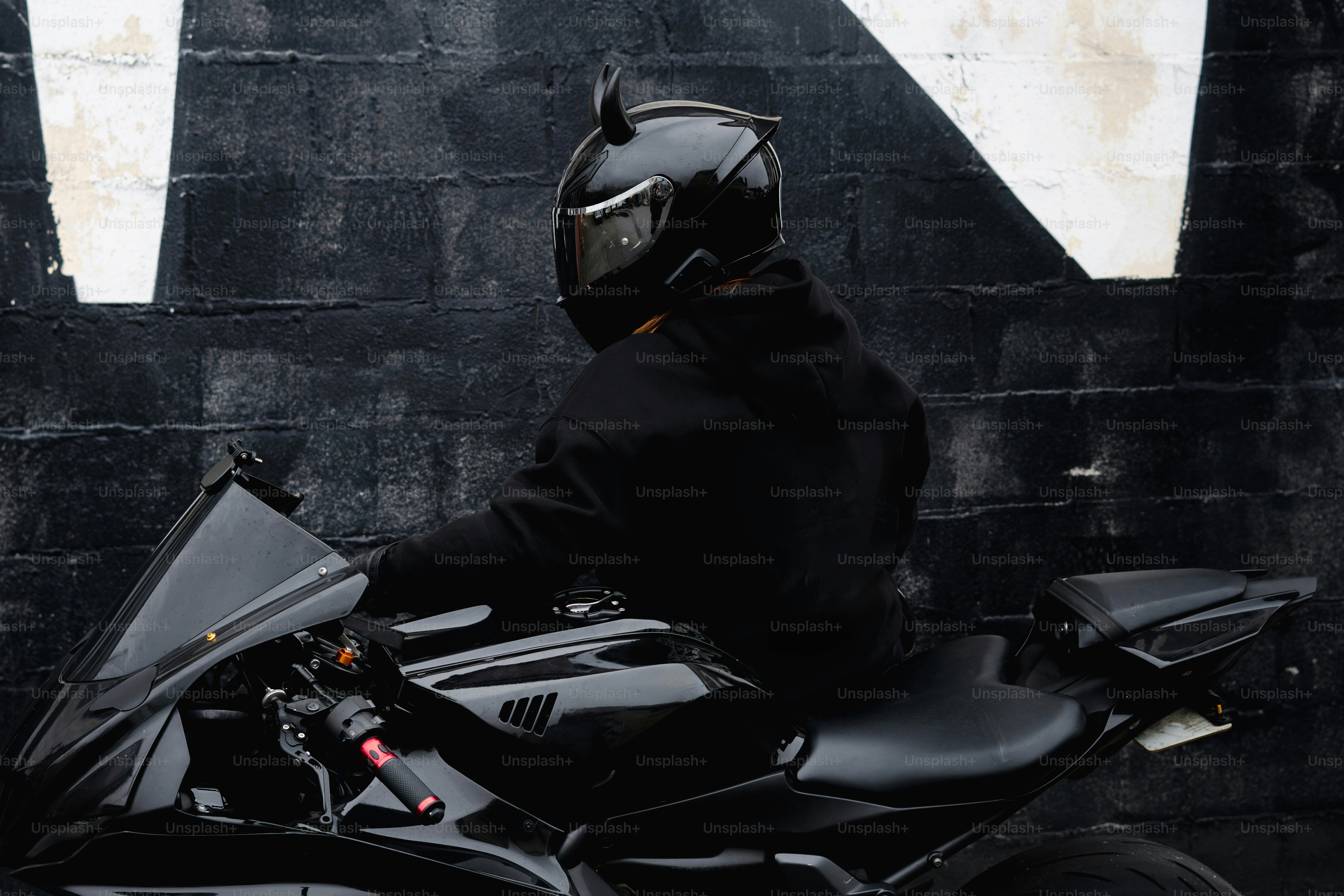 premium_photo-1744395627449-fc1cc8c1fa7e?ixid=M3wxMjA3fDB8MXxzZWFyY2h8OXx8bWVuJUUyJTgwJTk5cyUyMG1vdG9yYmlrZSUyMGhvb2RpZXxlbnwwfHx8fDE3NjIyNzE3Njd8MA\u0026ixlib=rb-4.1.0