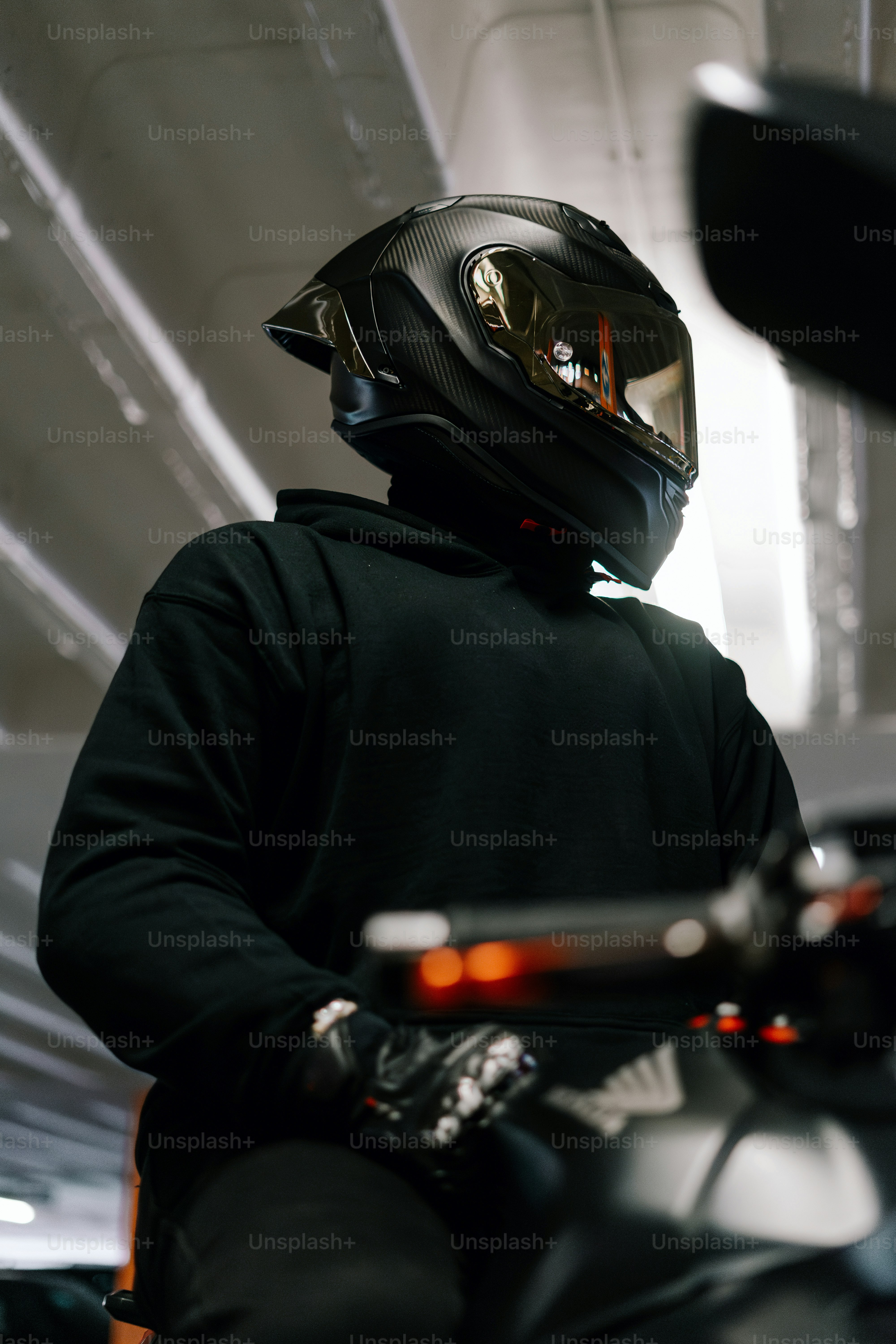 Il pilota si prepara a guidare una moto indossando un casco.