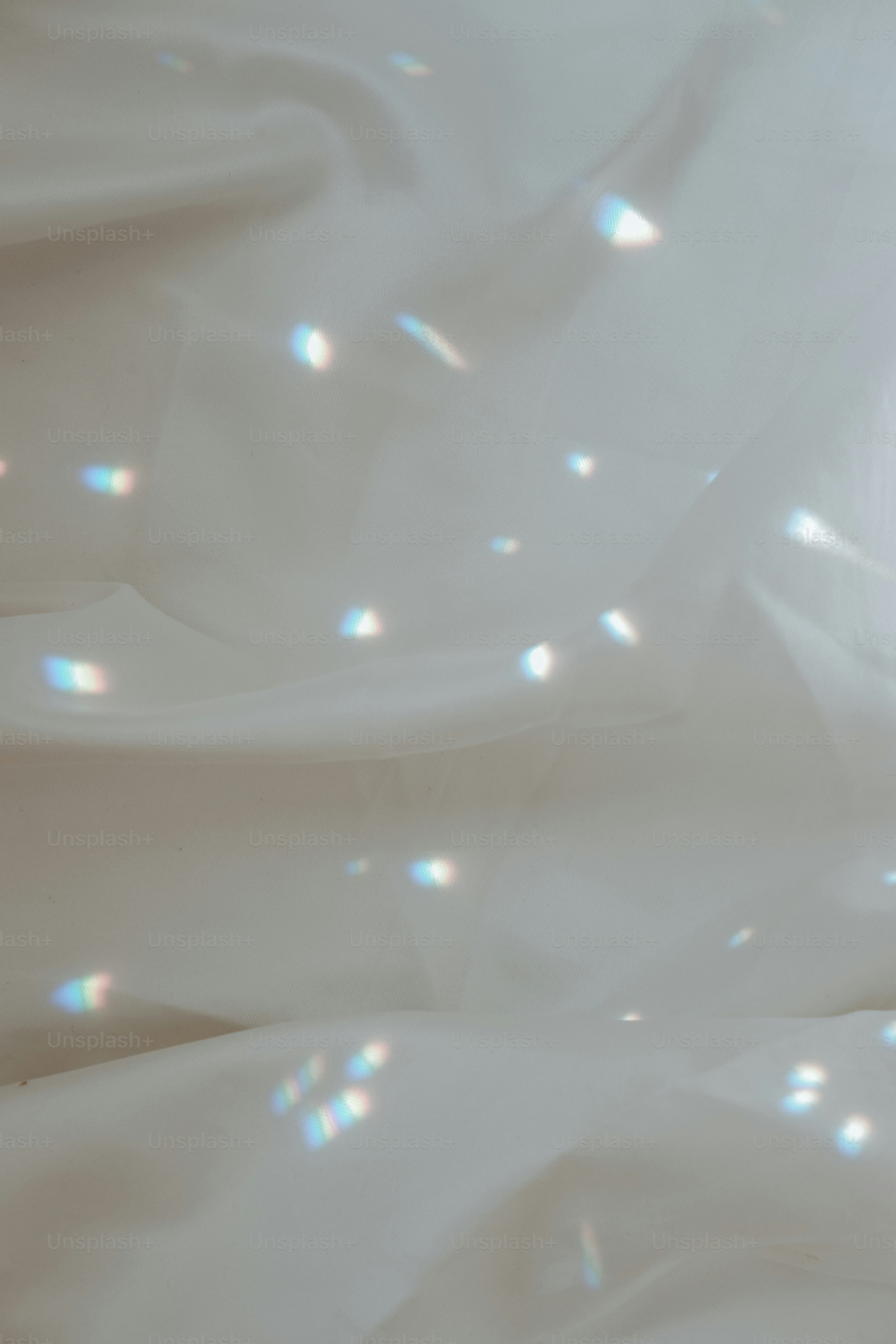 Licht bricht sich an einer weißen, strukturierten Oberfläche.