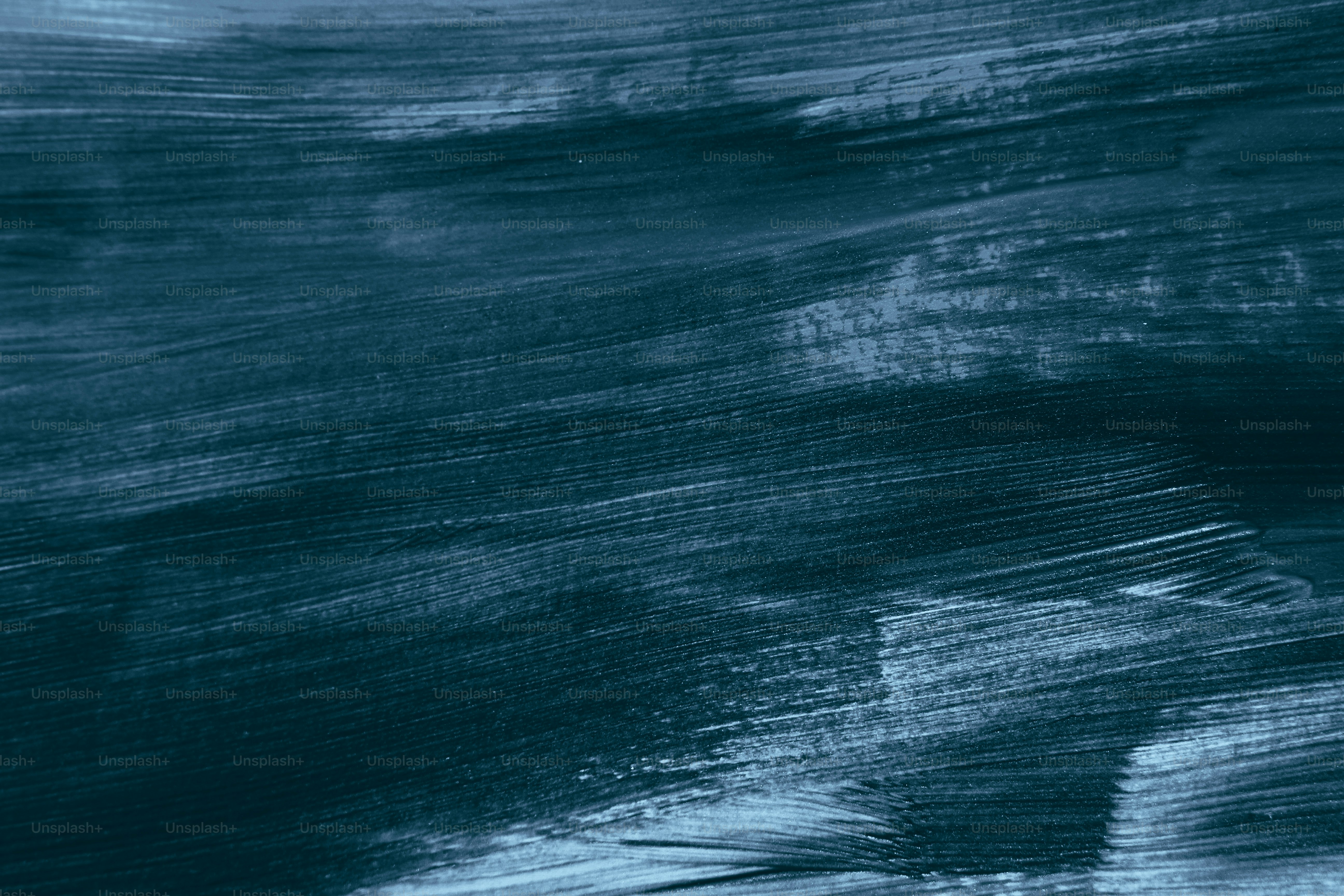 Pinceladas texturizadas abstratas azuis e brancas.