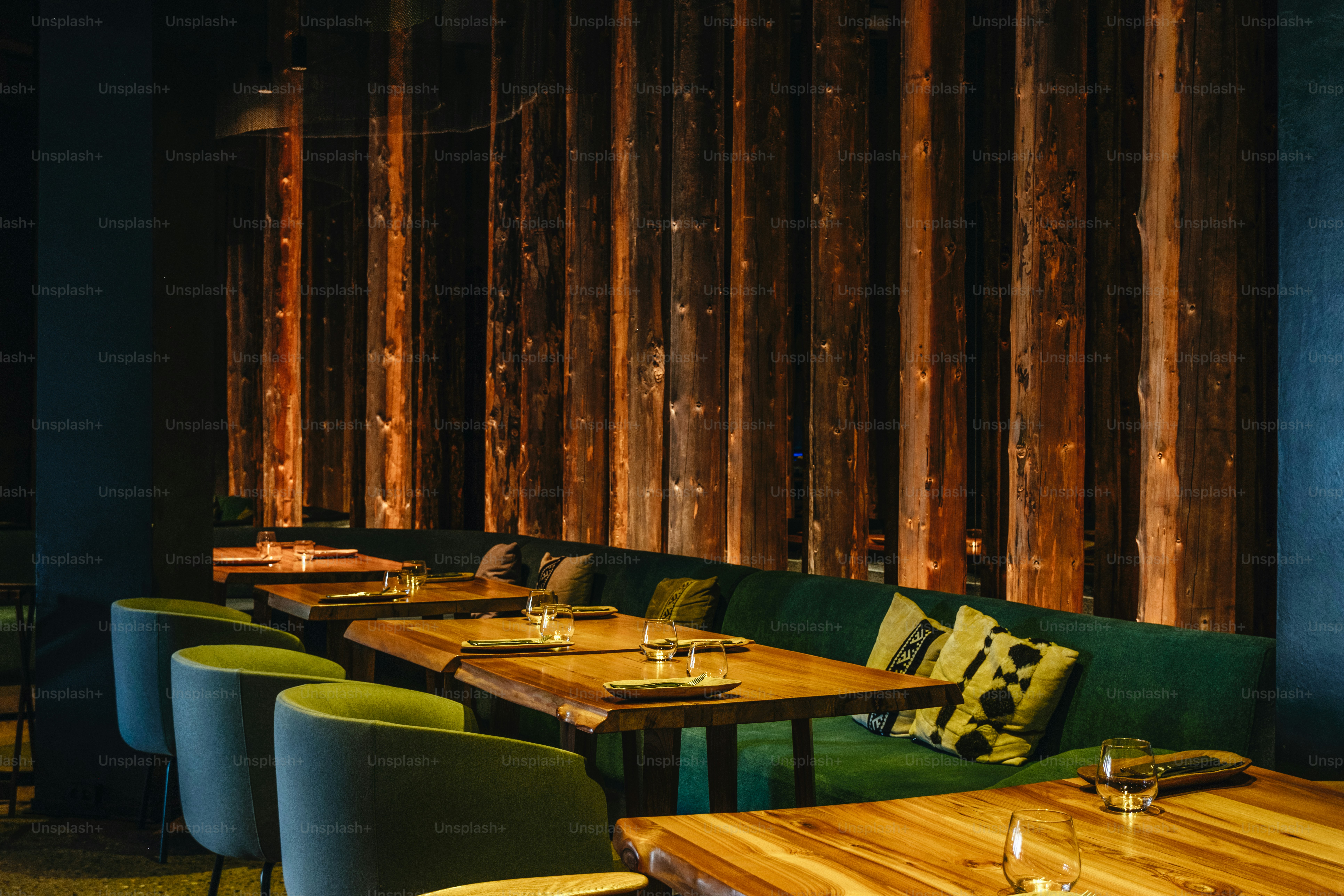 Un restaurante elegante con detalles en madera.