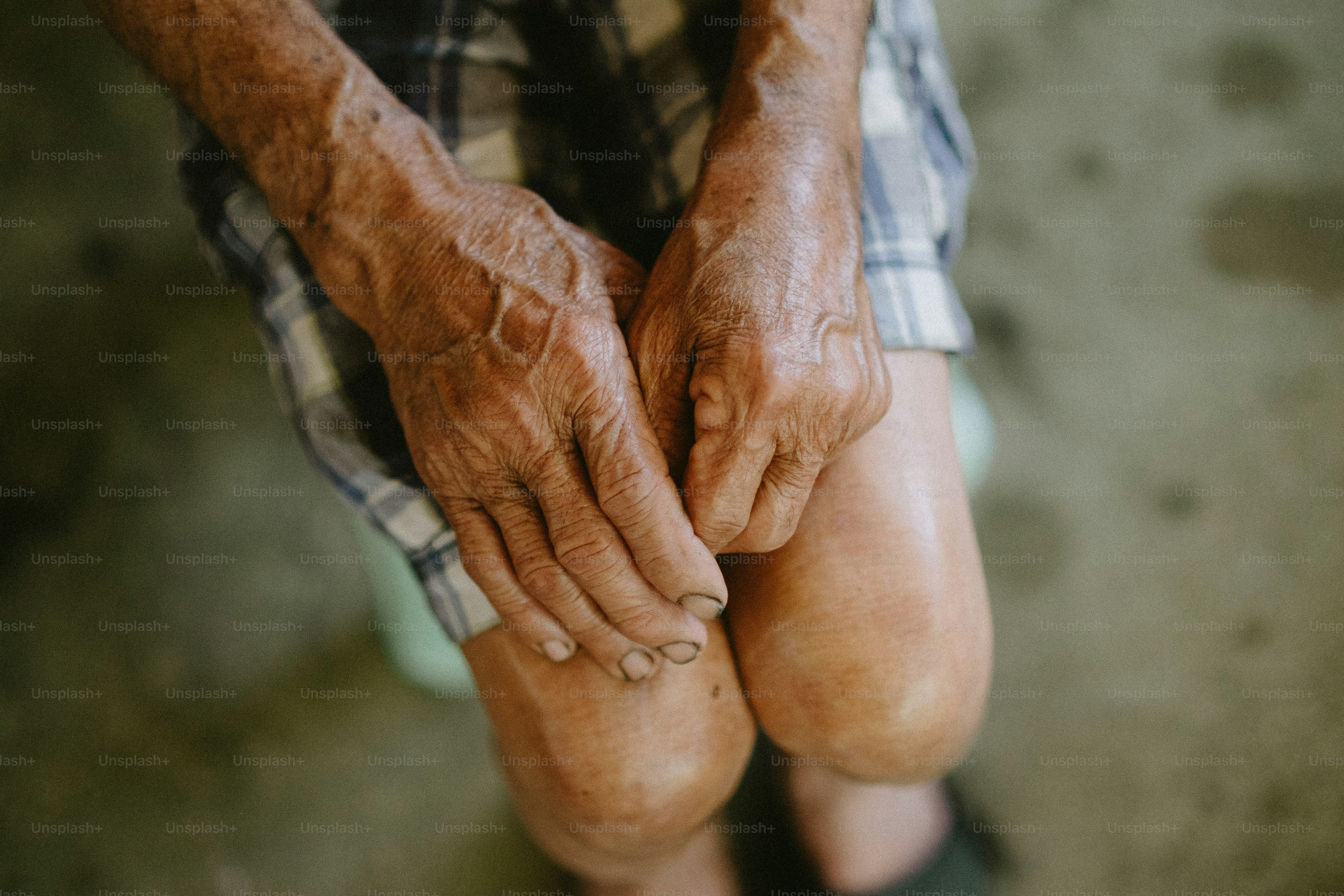Wrinkled hands rest on an older person's knees. photo – Life Image on ...