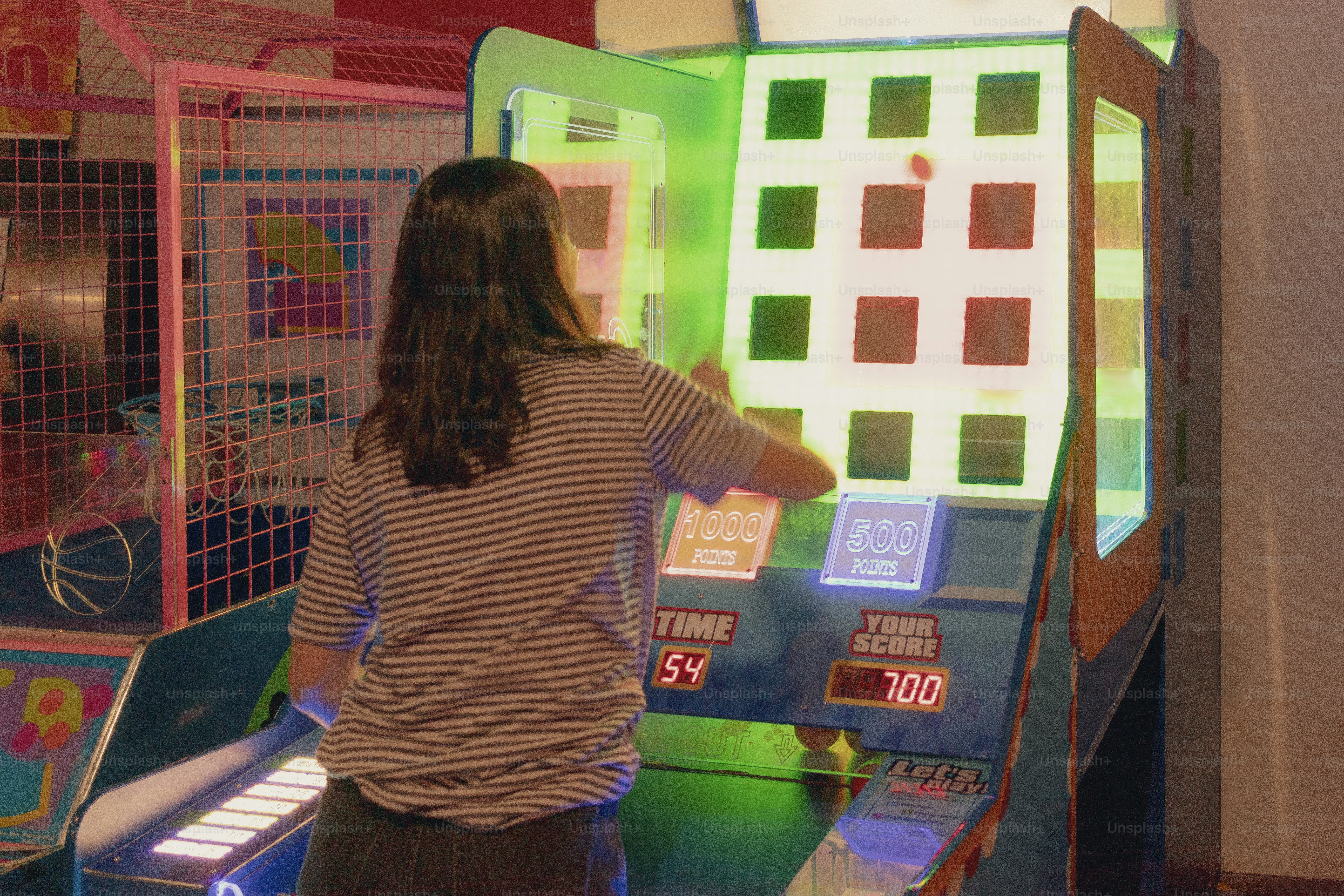 Una donna sta giocando a un gioco nella sala giochi.